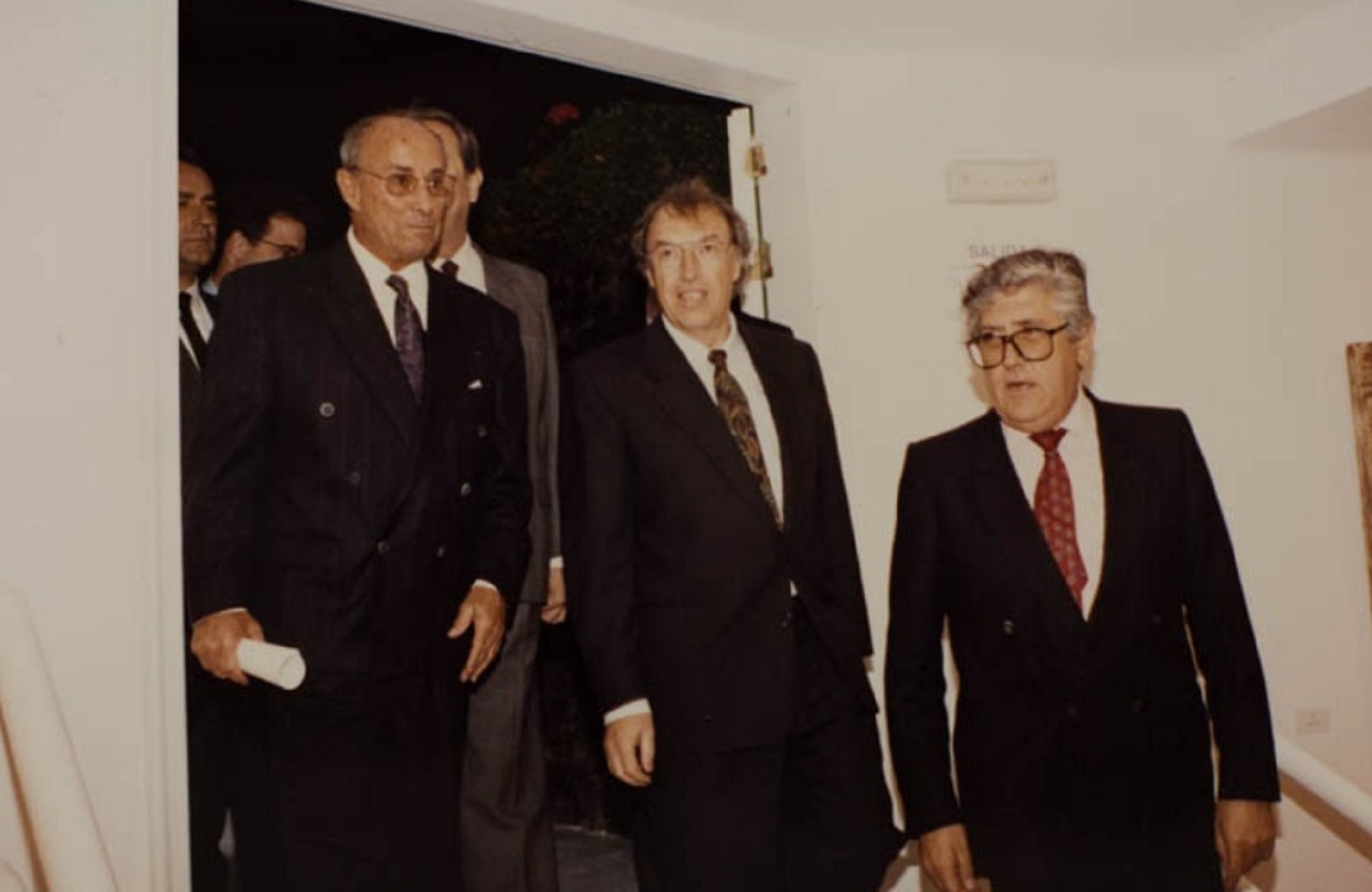 César Manrique junto al ministro de cultura Jordi Solé Tura. Foto: La Voz de Lanzarote.
