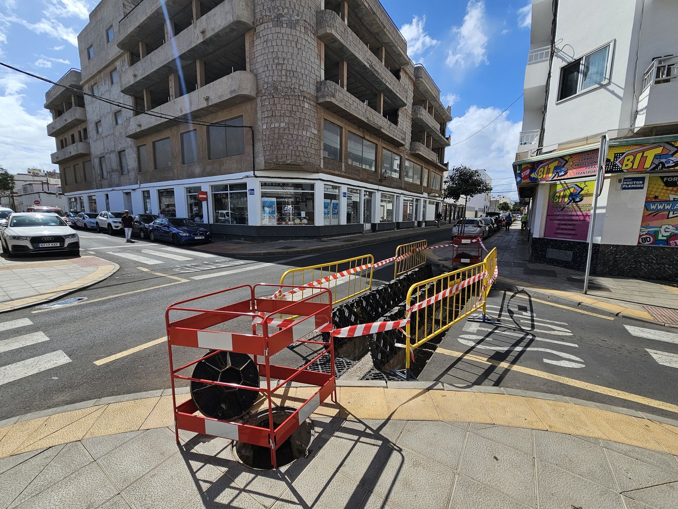 Los grandes imbornales de la calle Portugal están ya abiertos desde hoy, y forma preventiva,  para facilitar el drenaje en esta zona sensible a inundaciones. dd