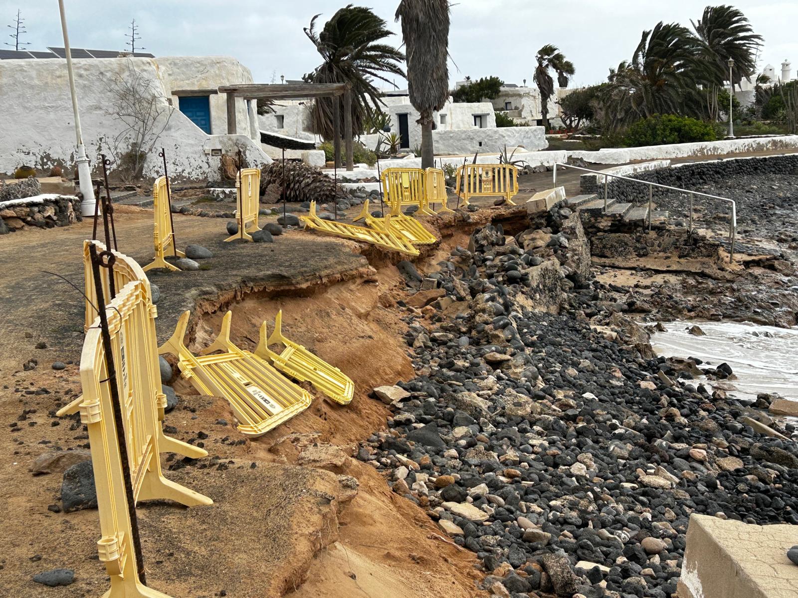 Restablecimiento de un vallado en La Graciosa Restablecimiento de un vallado en La Graciosa