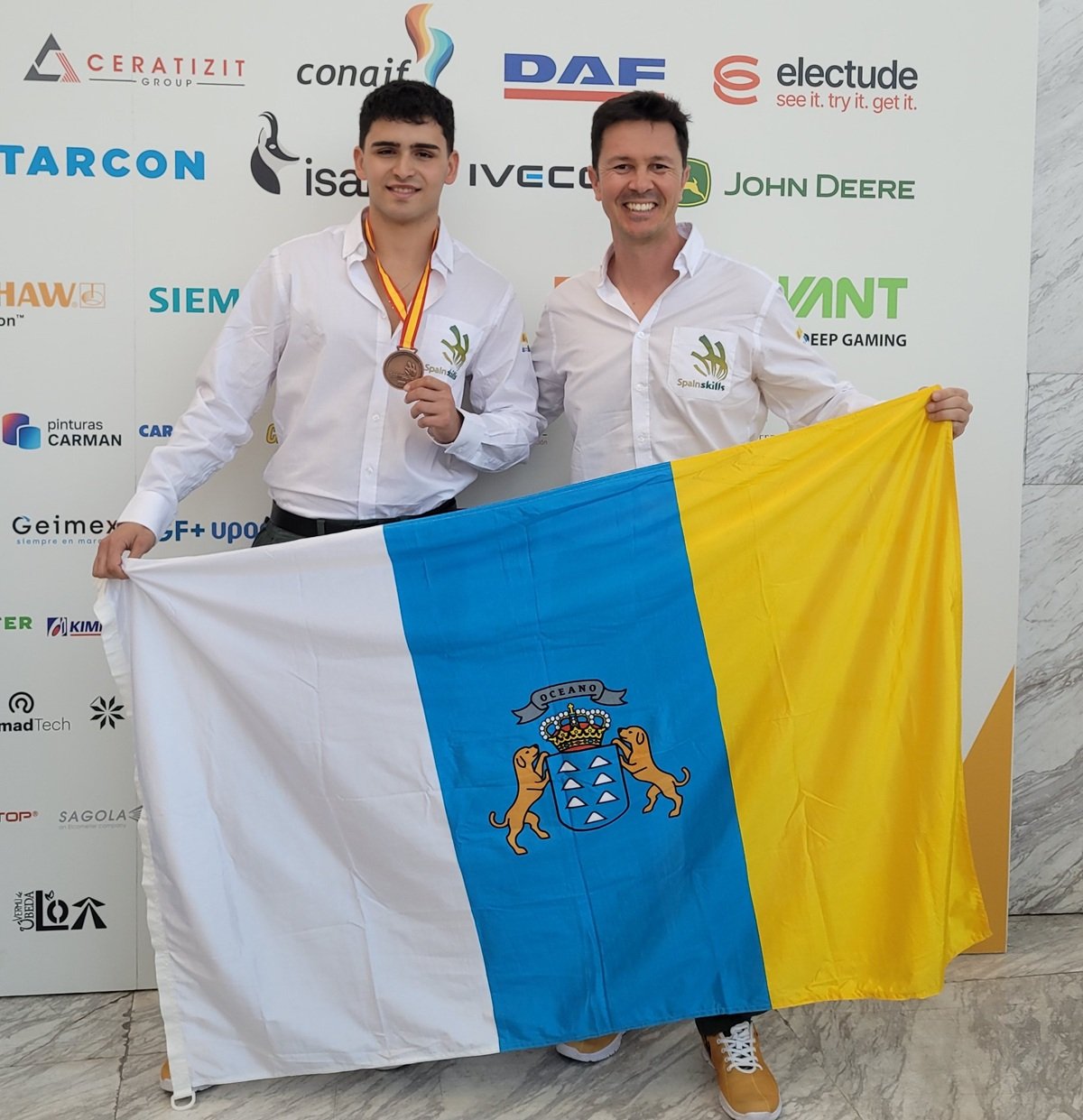 El alumno Tristán Tato Duque junto a su profesor Baldomero Cabrera