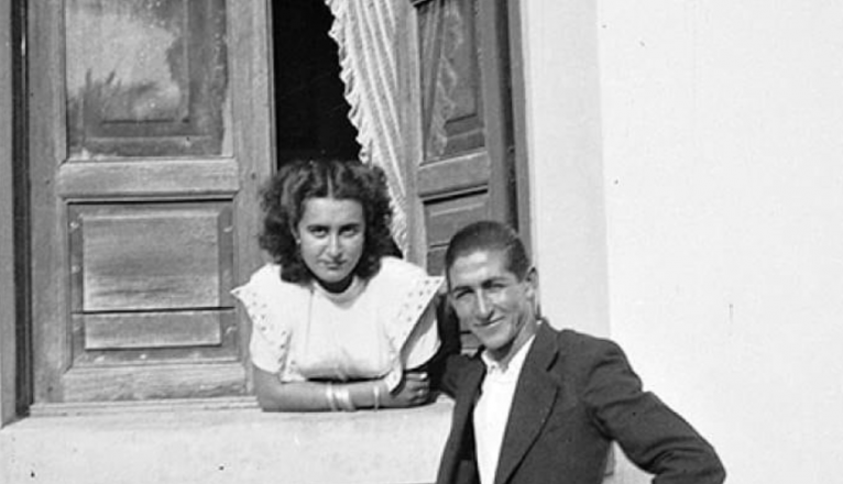 Milagros Acuña y su marido enamorando en una ventana de Haría. Foto: Cedida familia Acuña.