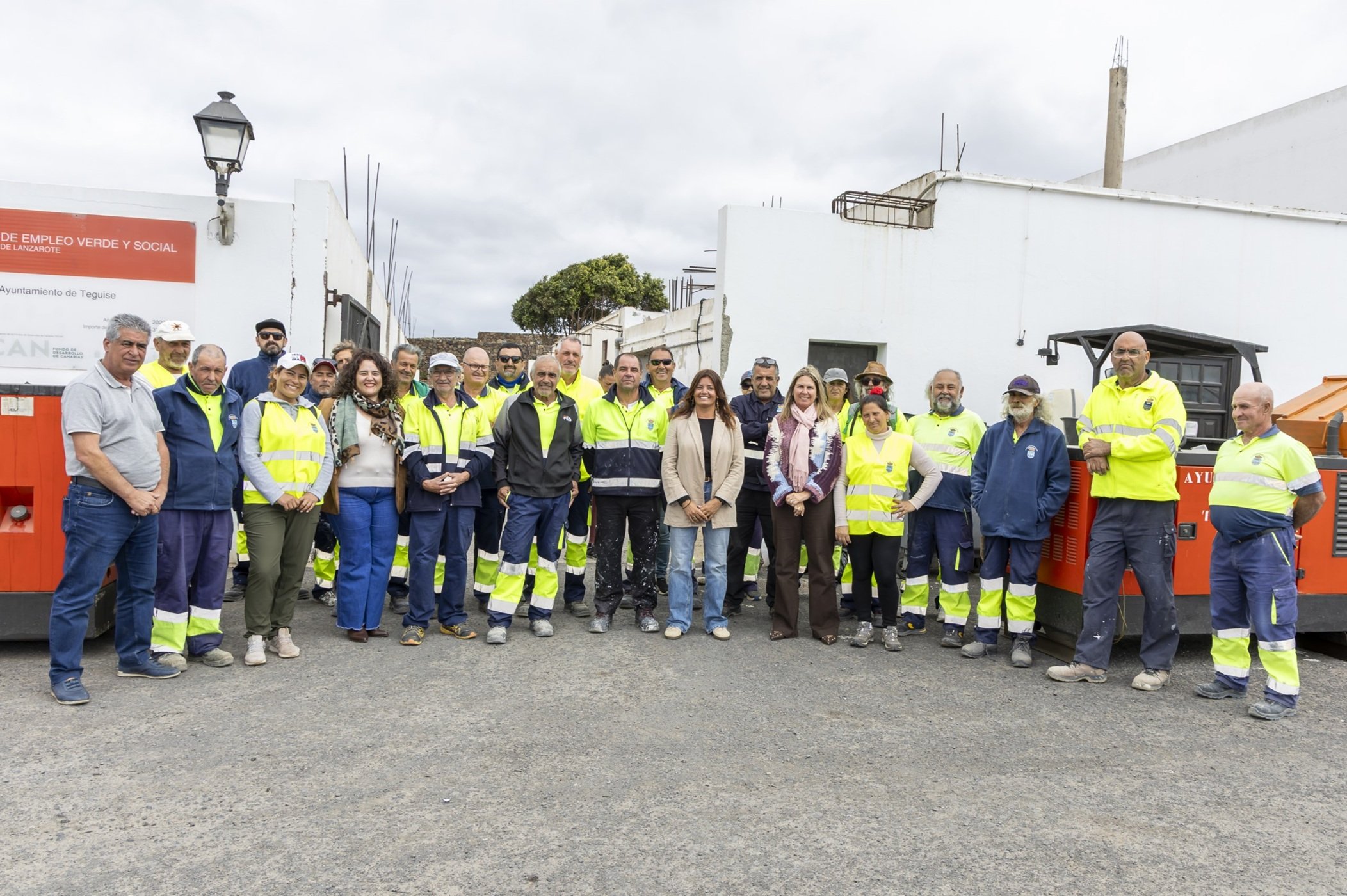 Foto de familia de las nuevas incorporaciones con las principales autoridades municipales.