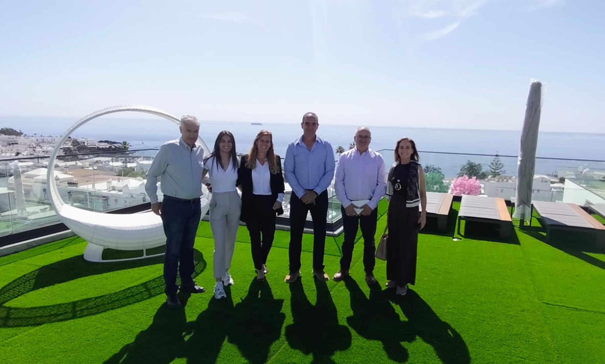 José Juan Cruz y Susana Pérez con la directora del hotel y otros responsables. José Juan Cruz y Susana Pérez con la directora del hotel y otros responsables.