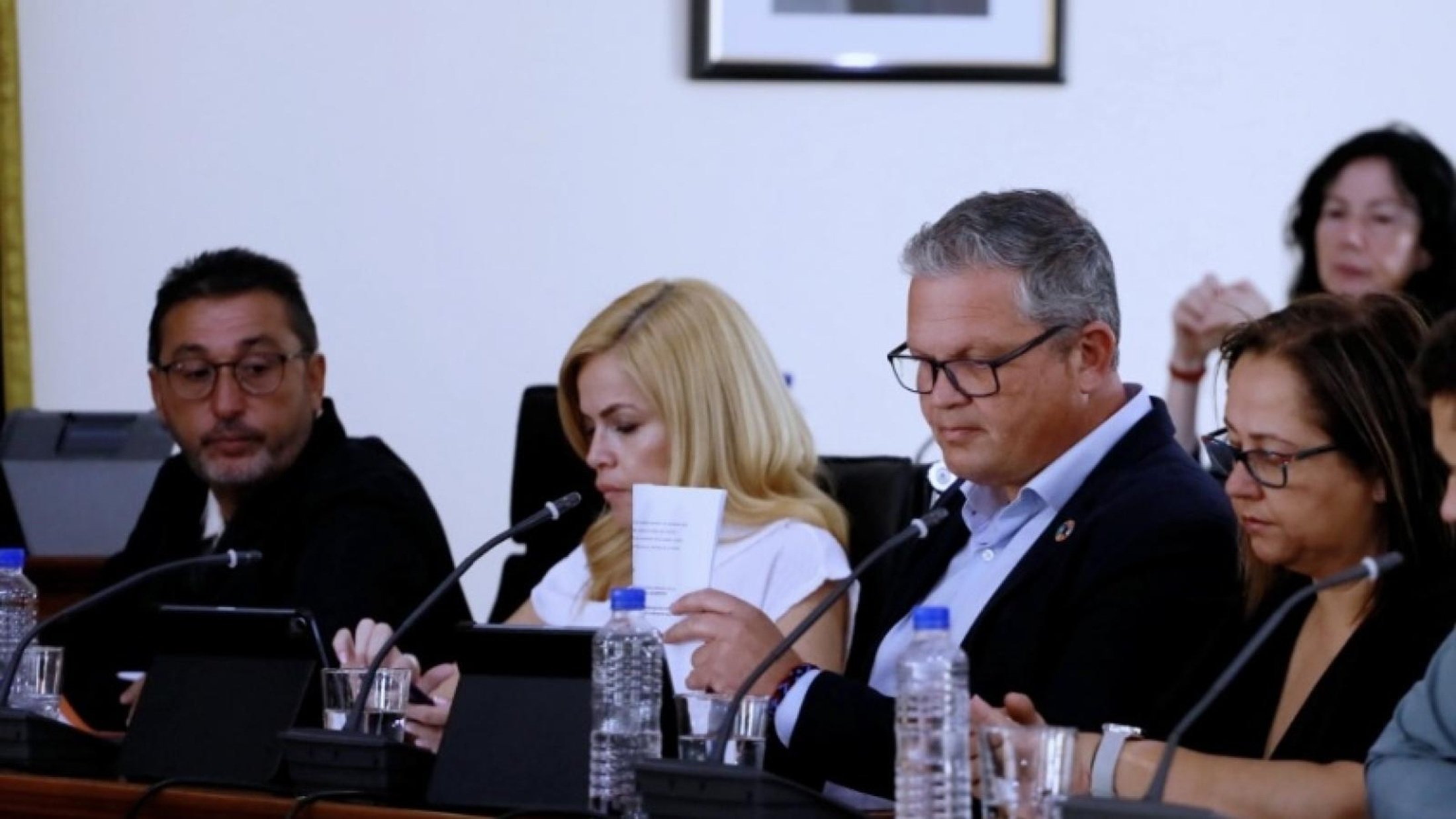 Alfredo Mendoza y los concejales en el Pleno de Arrecife