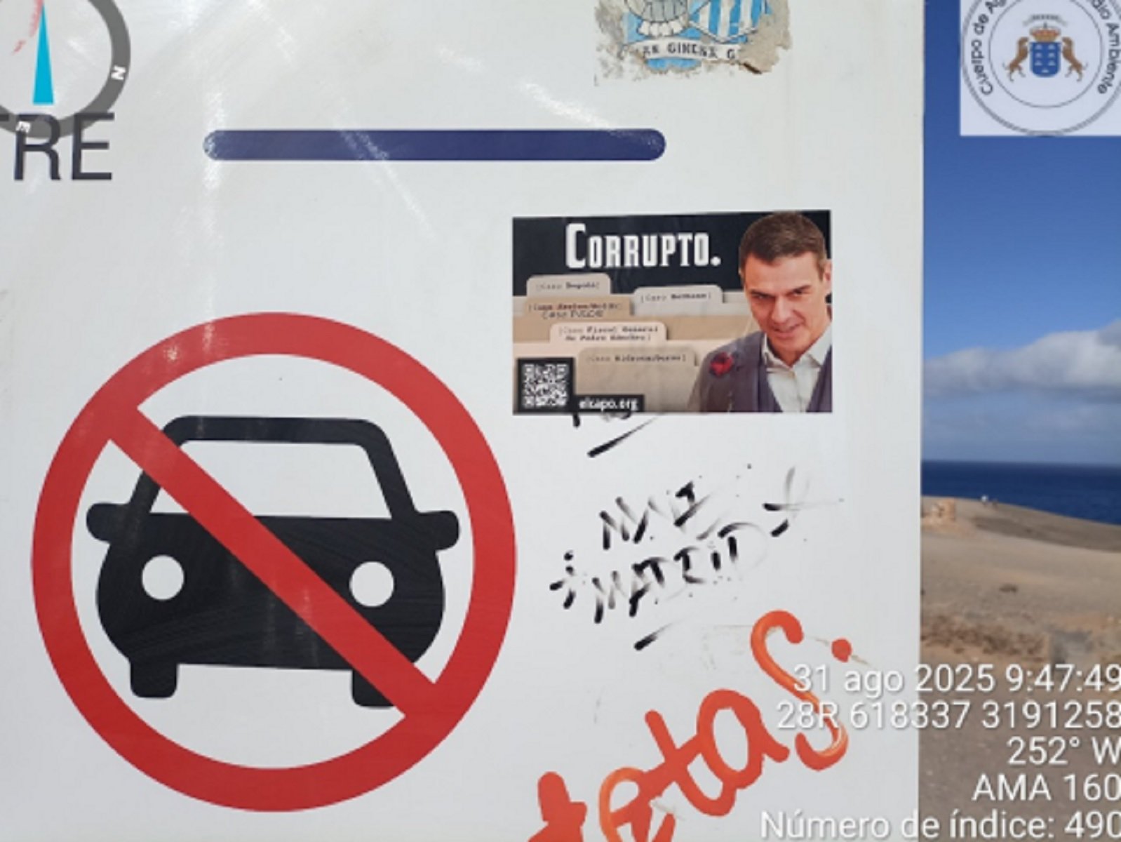 Pegatina colocada en una señal pública de un espacio protegido.