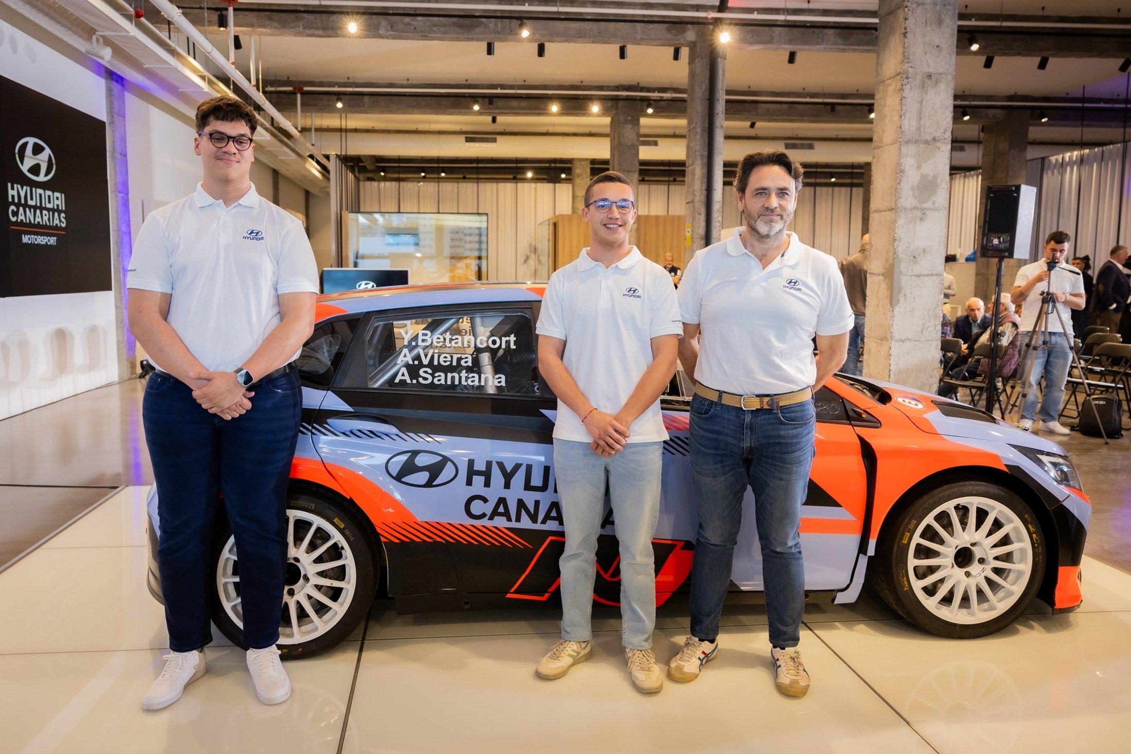 Yoday Betancort (en medio)