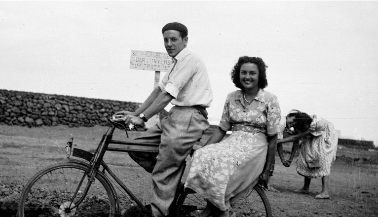 Rafael Perdomo y Milagros Acuña paseando en bicicleta por el pueblo costero de Punta Mujeres. Javier Reyes Acuñaxx Rafael Perdomo y Milagros Acuña paseando en bicicleta por el pueblo costero de Punta Mujeres. Javier Reyes Acuñaxx