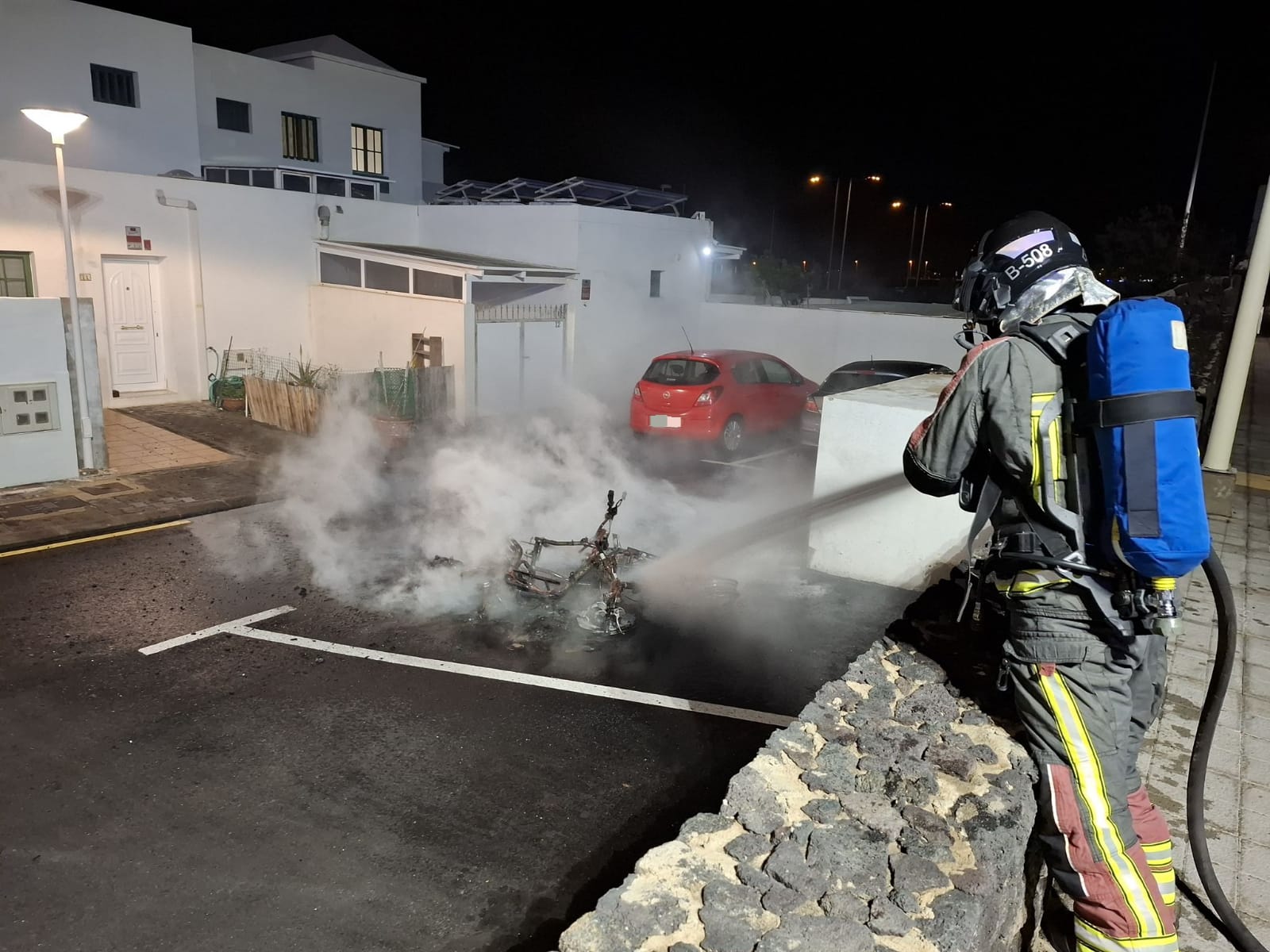 Arden por completo dos ciclomotores en Playa Blanca 