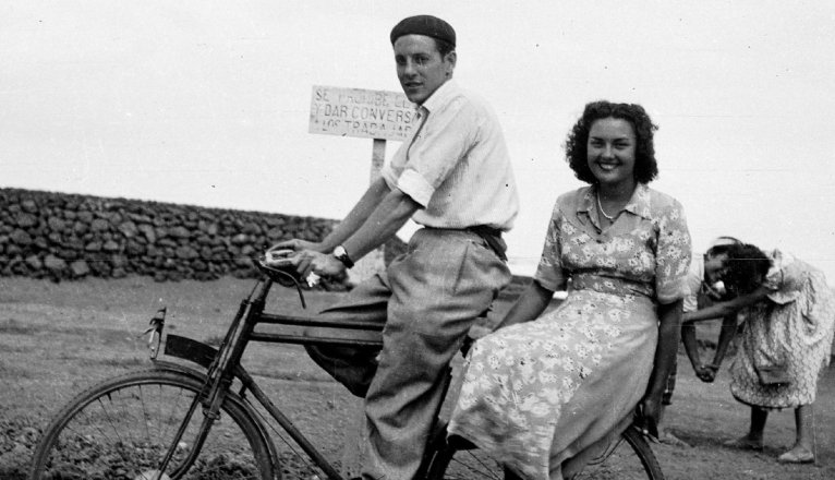 Rafael Perdomo y Milagros Acuña paseando en biciclet ... blo costero de Punta Mujeres. Javier Reyes Acuña
