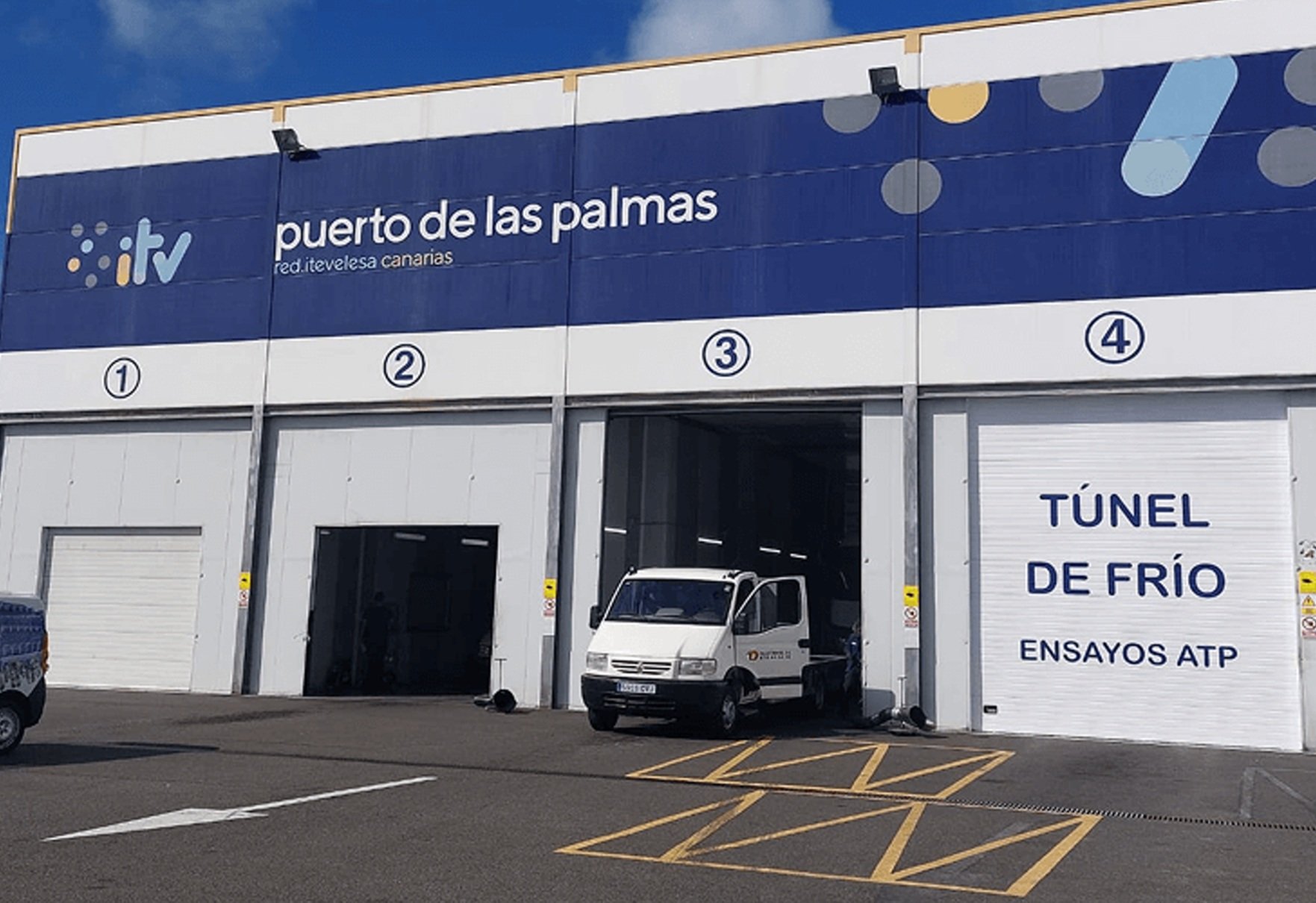 Imagen de la entrada del primer tunel del frío del archipiélago. Transporte.