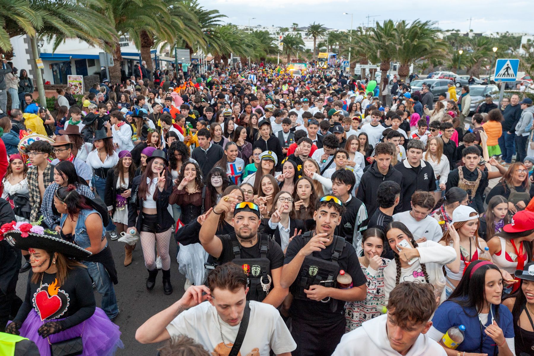 La cabalgata del Carnaval llena de ritmo y color las calles de Costa Teguise