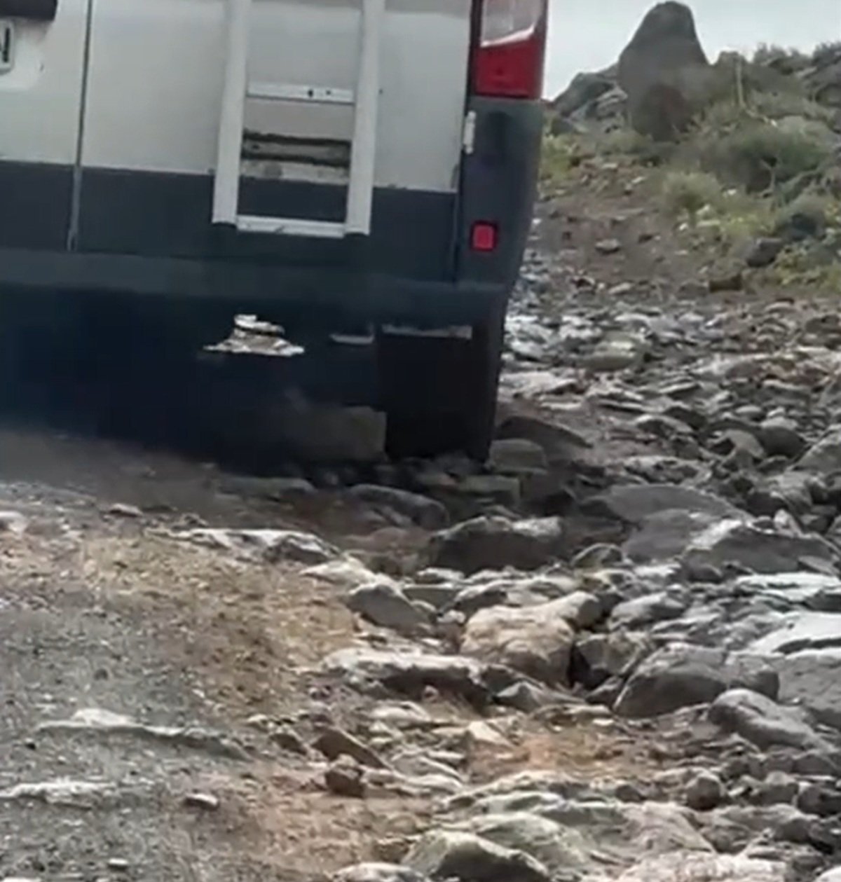 Estado del camino de acceso al Papelillo, en Famara