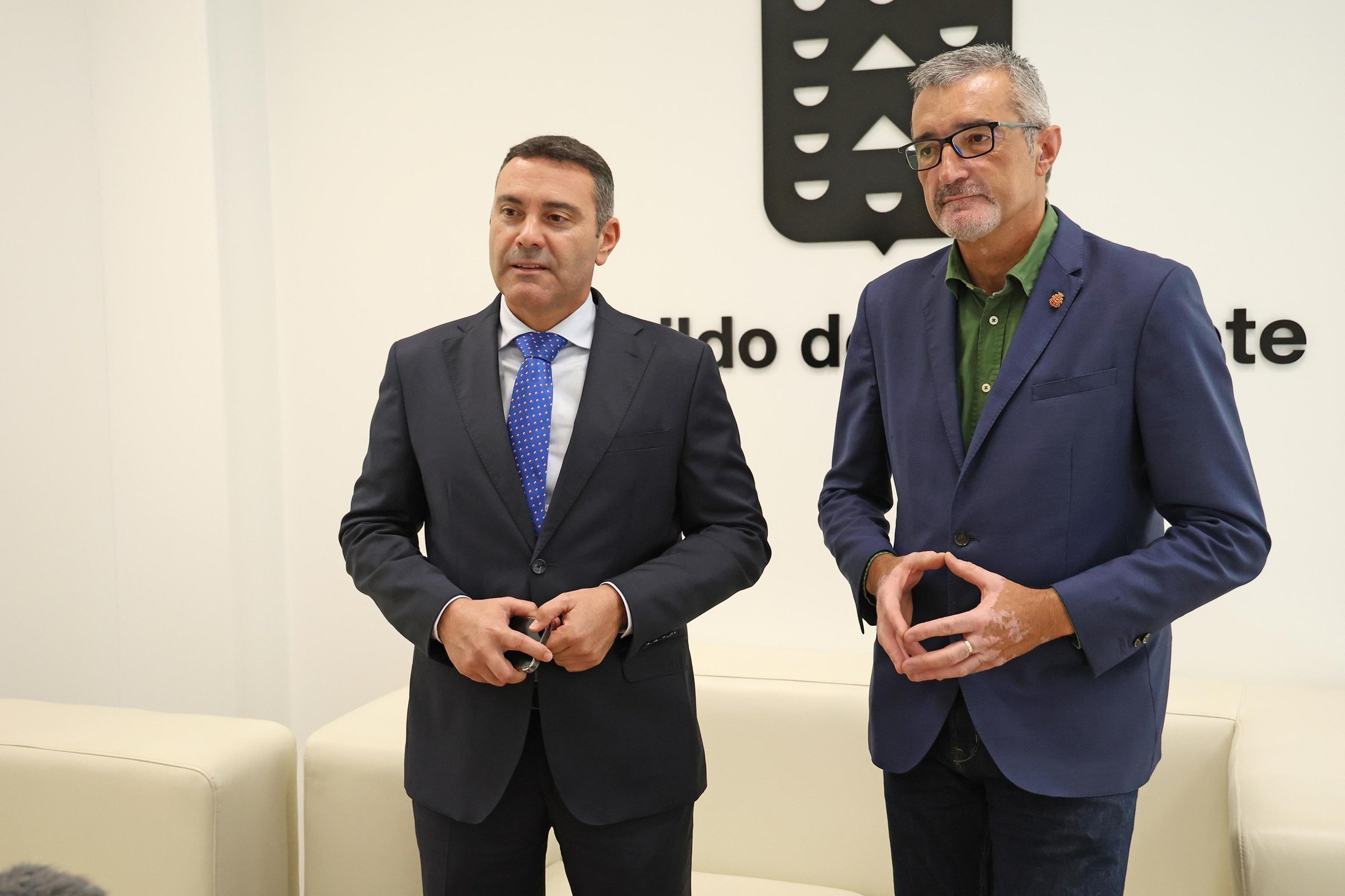 El presidente Oswaldo Betancort y el consejero Marci Acuña