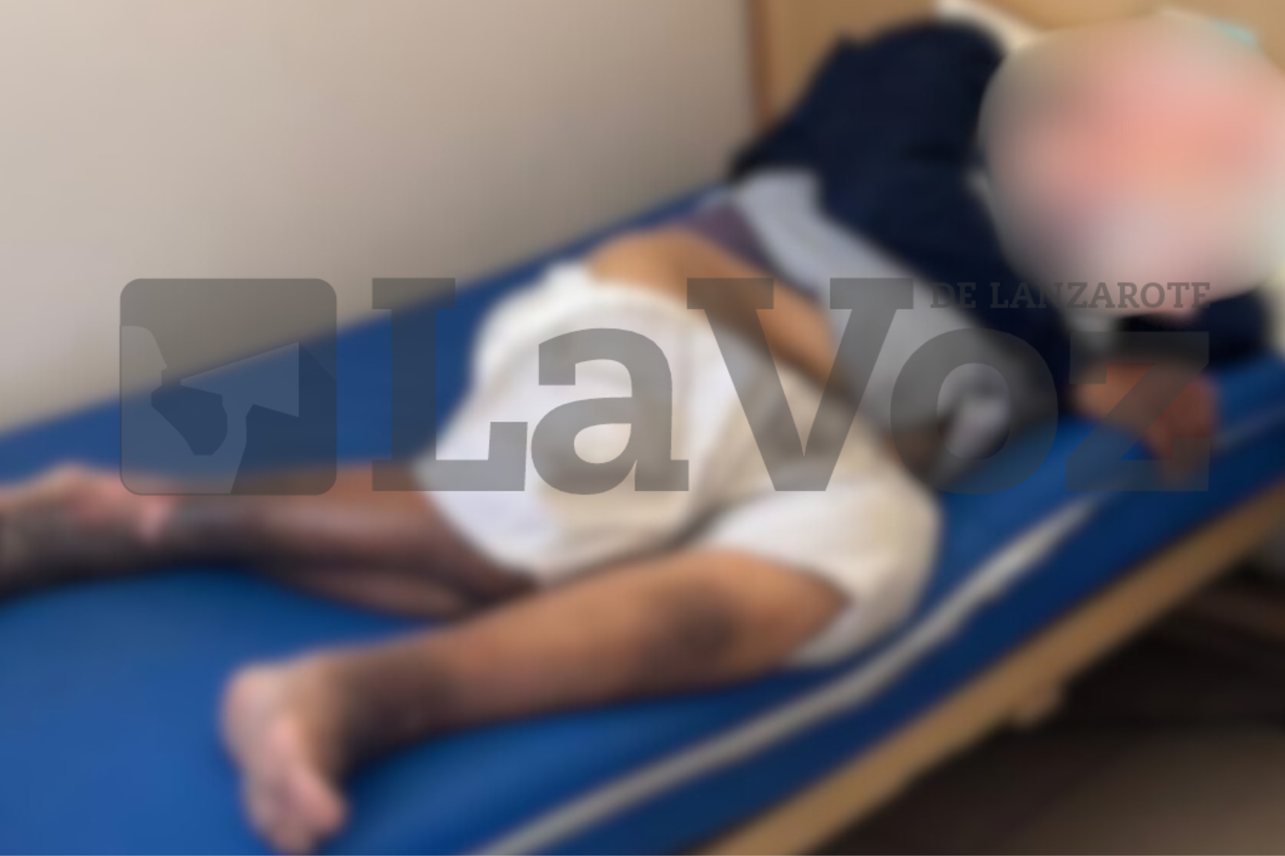 Un anciano durmiendo sin sábanas en la residencia de mayores de Tías. 