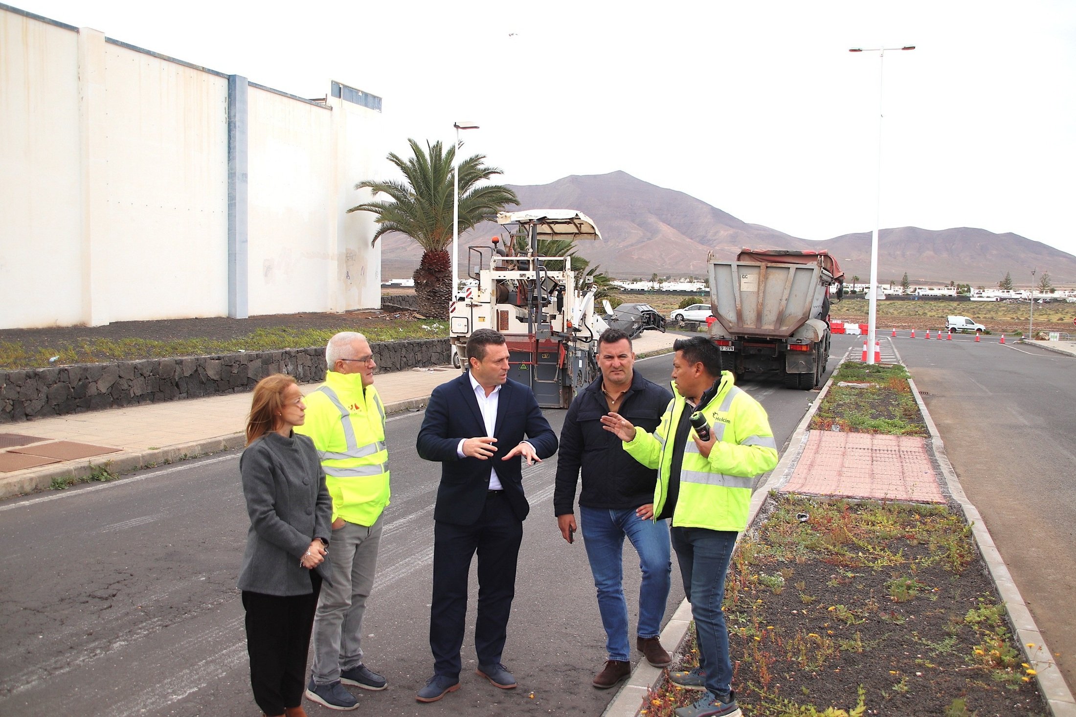 Visita a los trabajos de reasfaltado del CEIP Playa Blanca