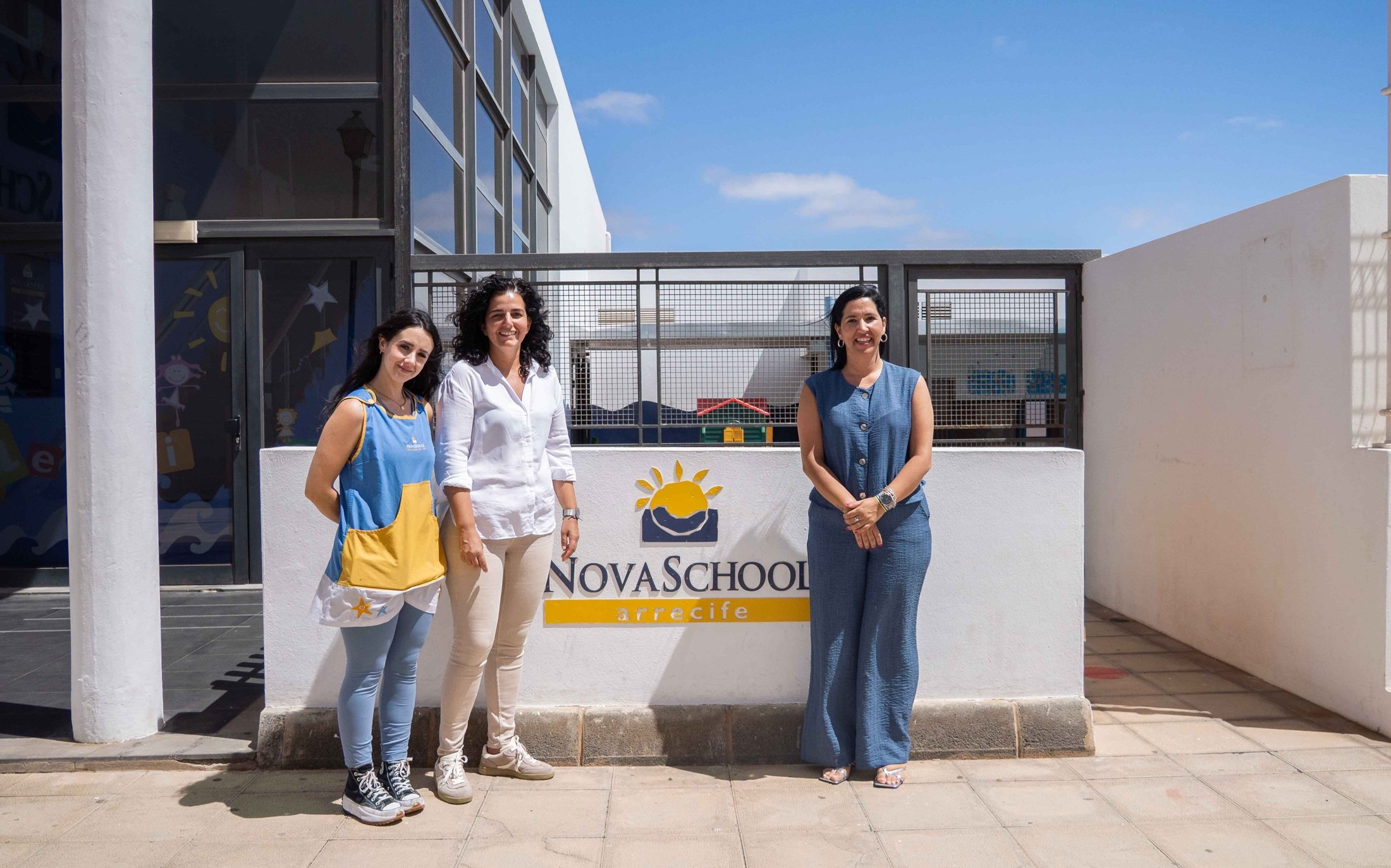 La concejala Abigail González junto a personal de la escuela