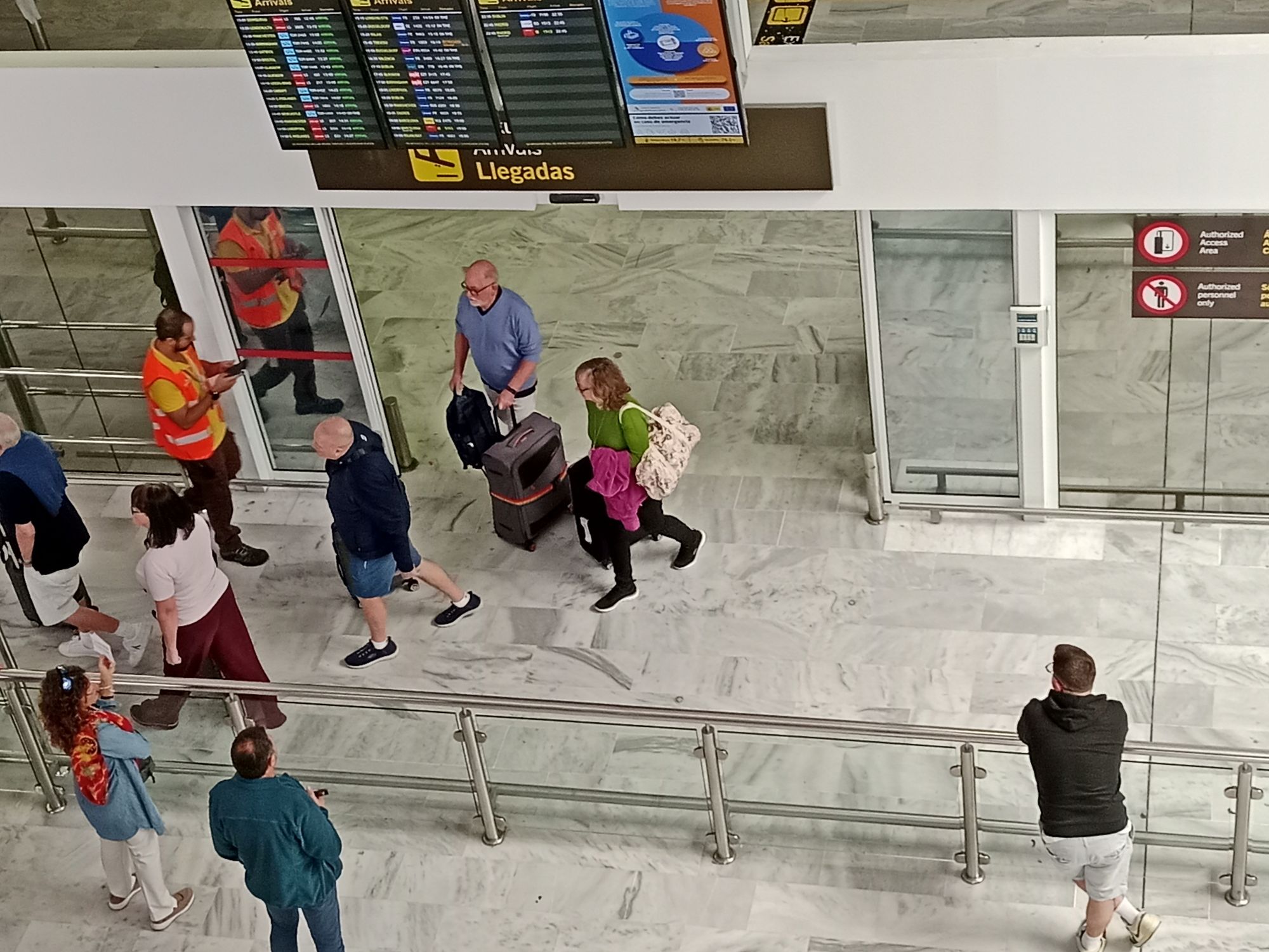 Pasajeros aéreos llegan a Lanzarote. Vuelos. Aerolínea.