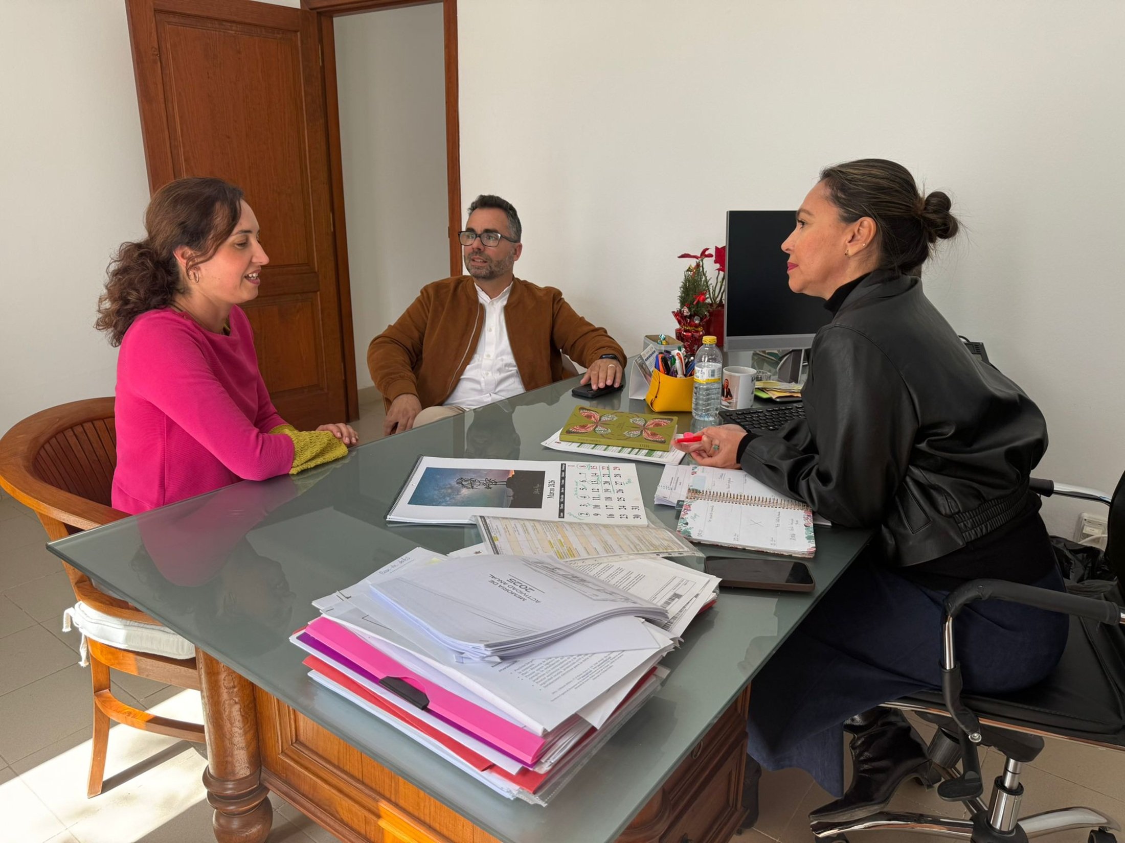 Maite Corujo, Echedey Eugenio y la psicóloga responsable del proyecto