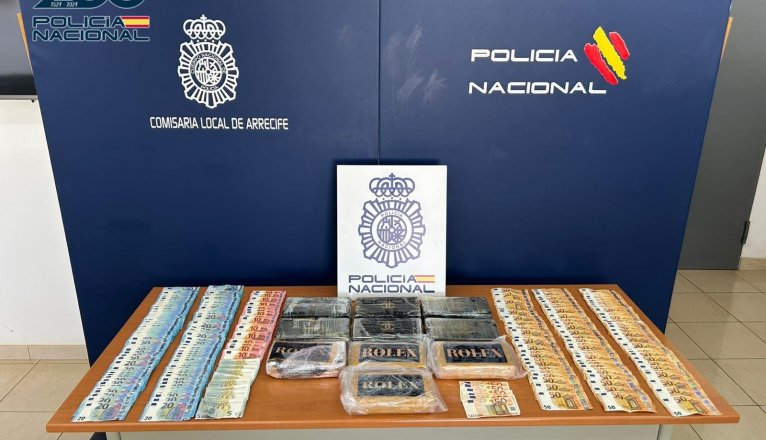 Droga y dinero interceptados en el operativo.