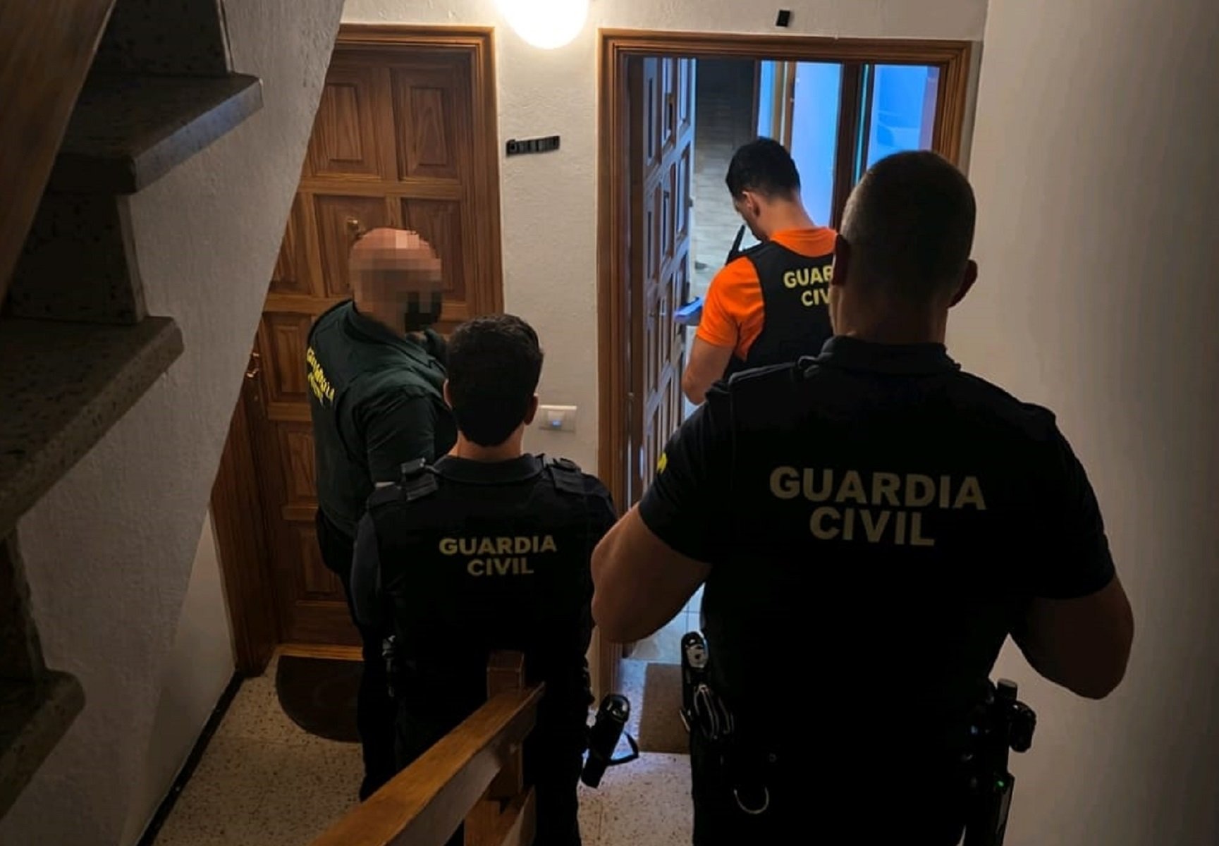 Agentes de la Guardia Civil en la vivienda