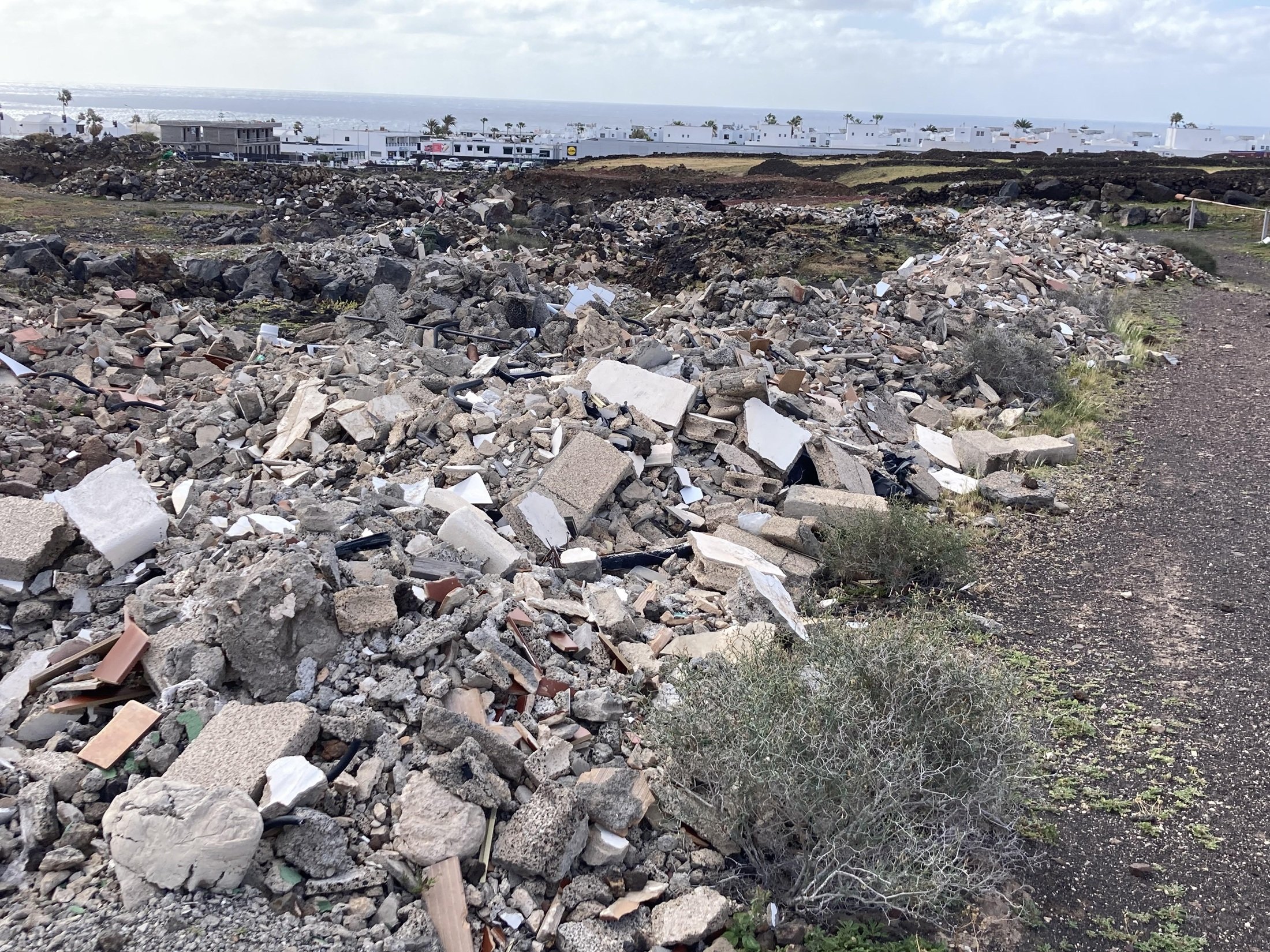 Escombros cerca del IES Puerto del Carmen