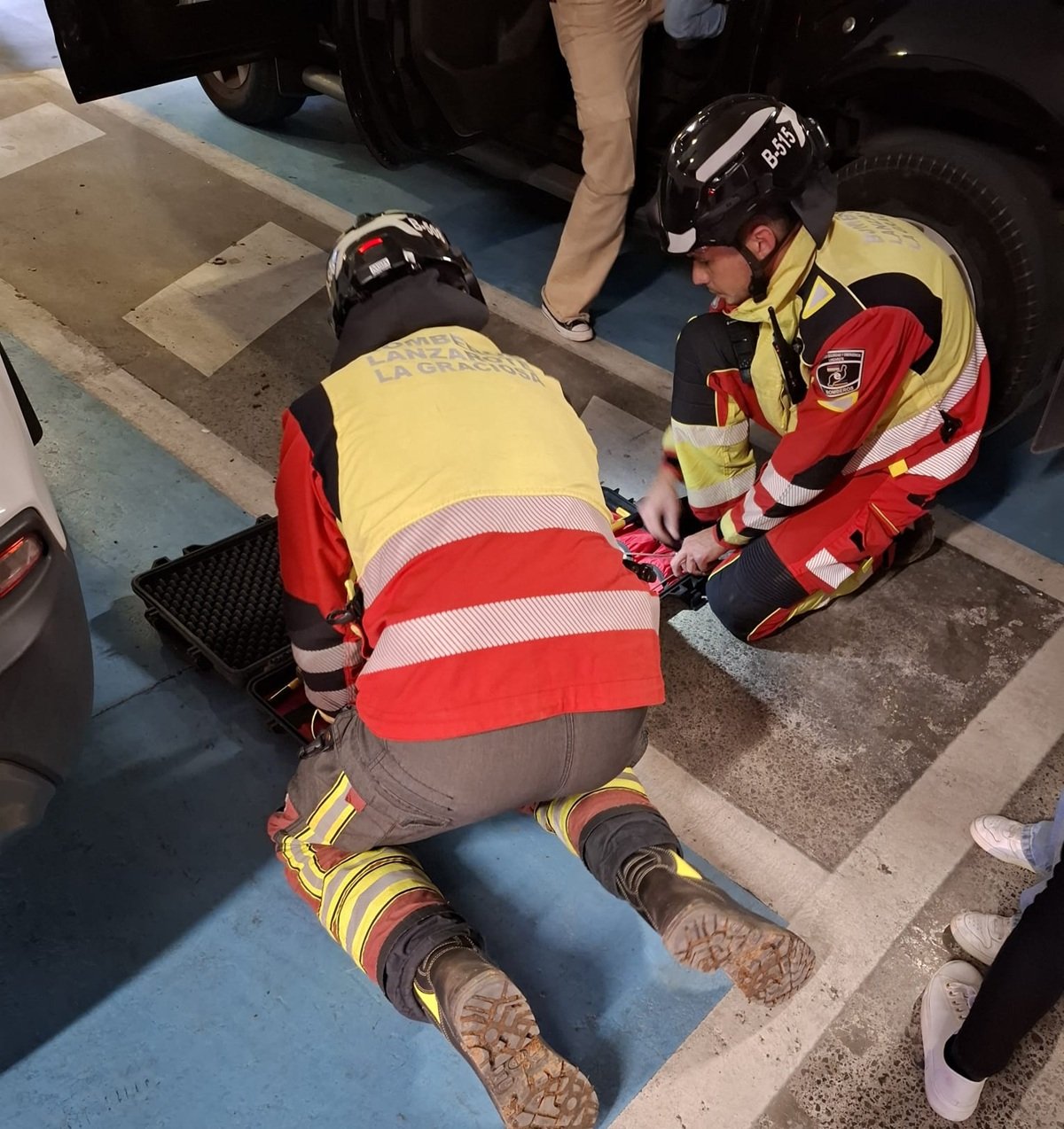 Bomberos durante el rescate