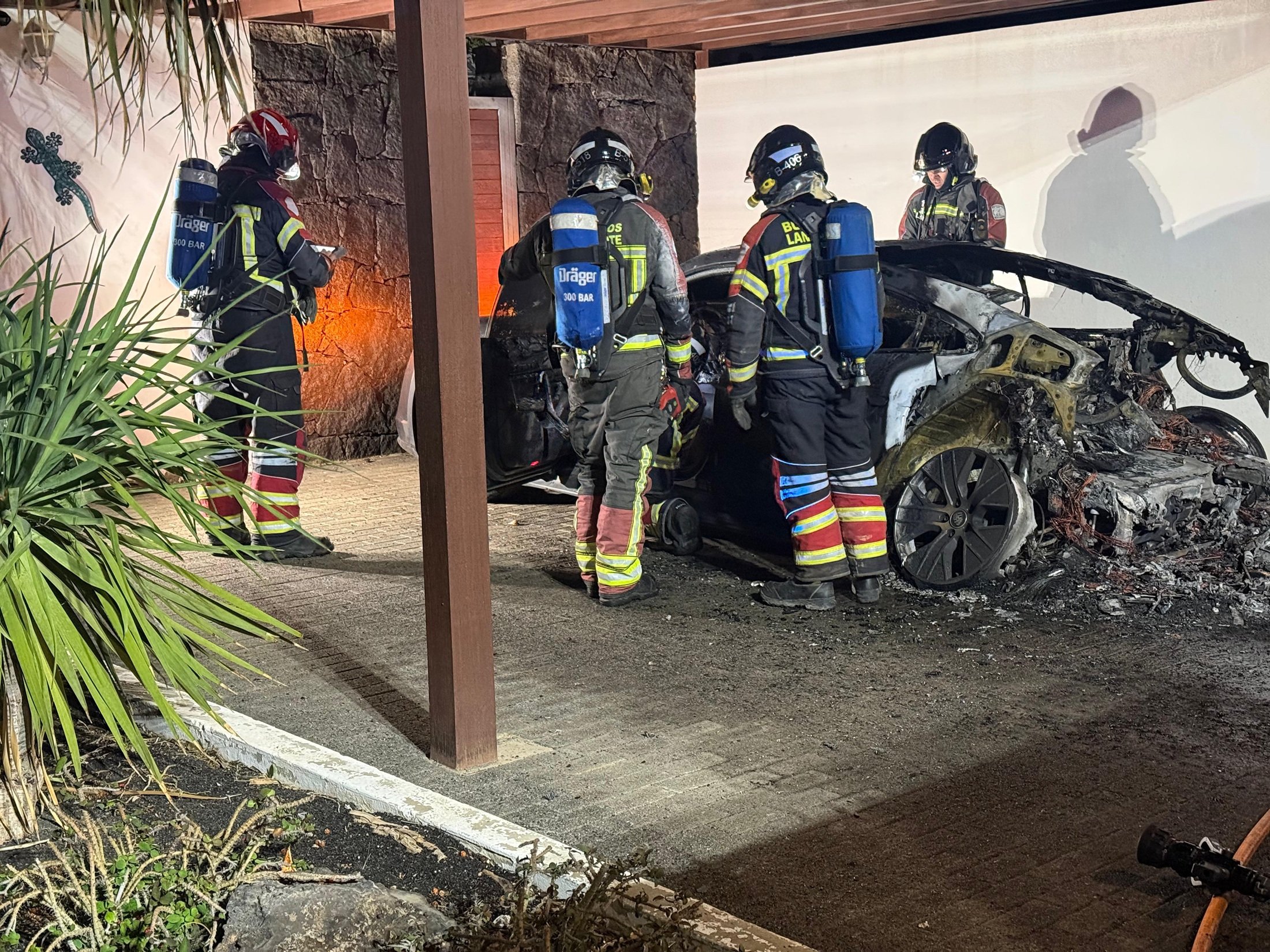 Uno de los coches afectados por las llamas Uno de los coches afectados por las llamas