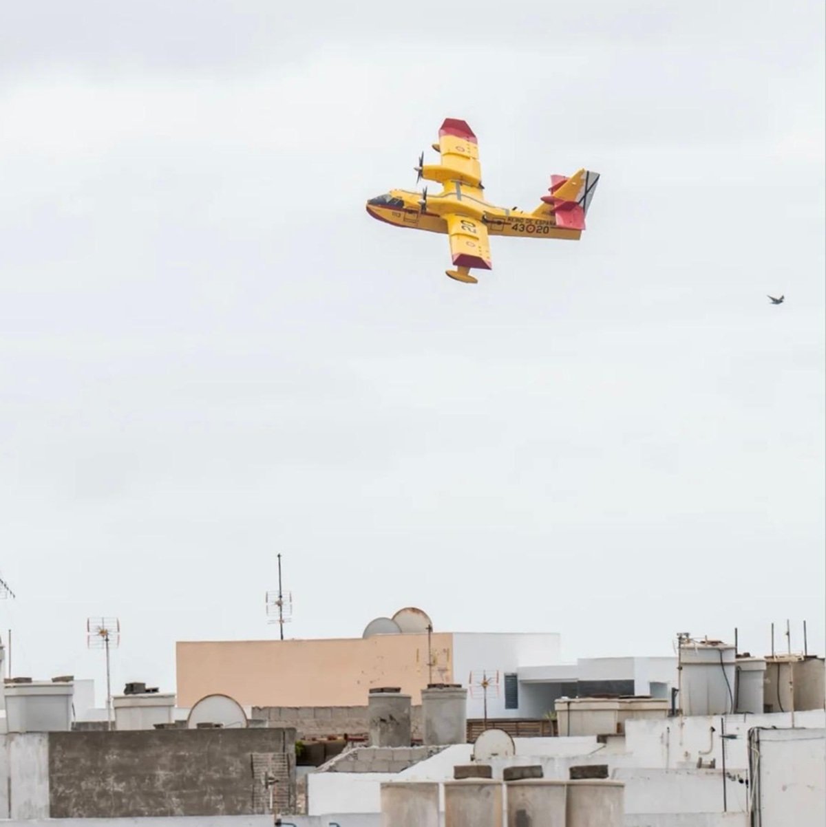 Uno de los hidroaviones sobre la ciudad de Arrecife