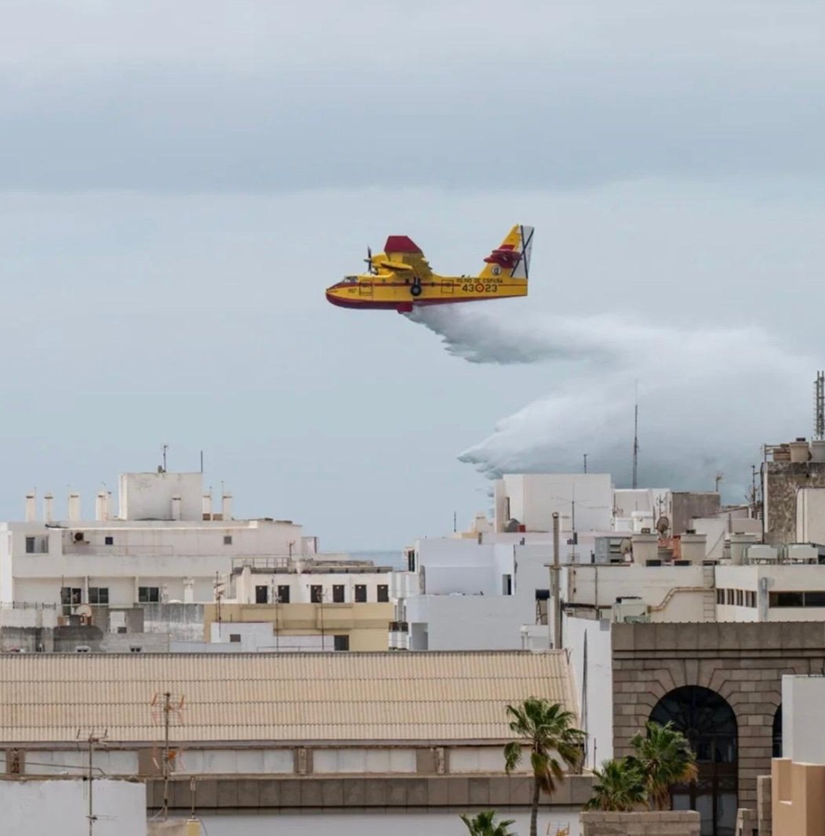 Uno de los hidroaviones sobre la ciudad de Arrecife