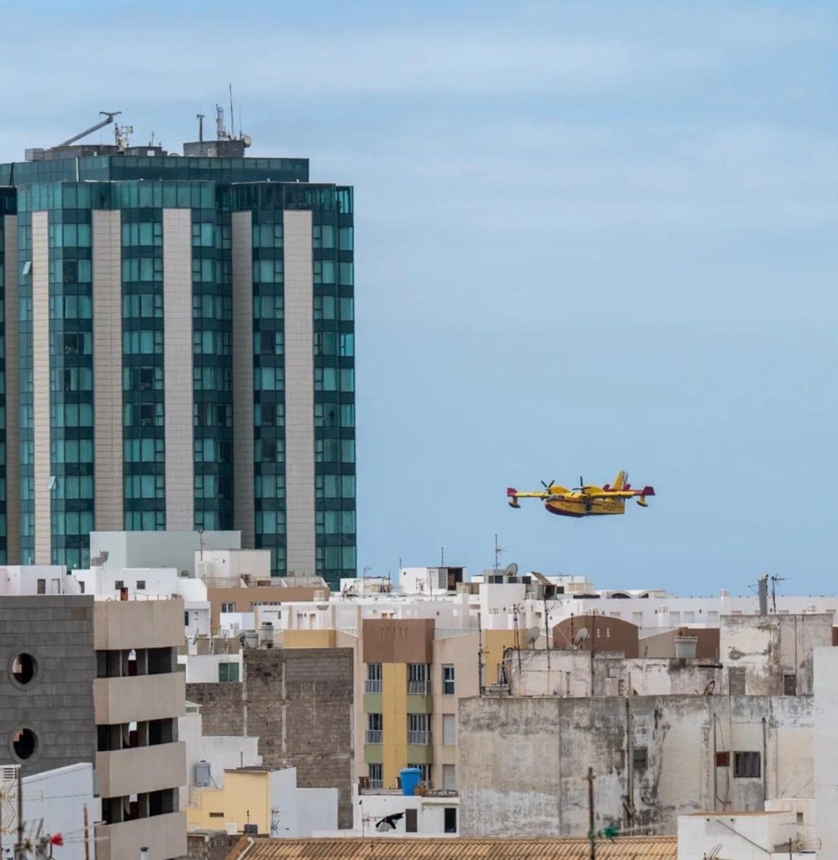 Uno de los hidroaviones sobre la ciudad de Arrecife