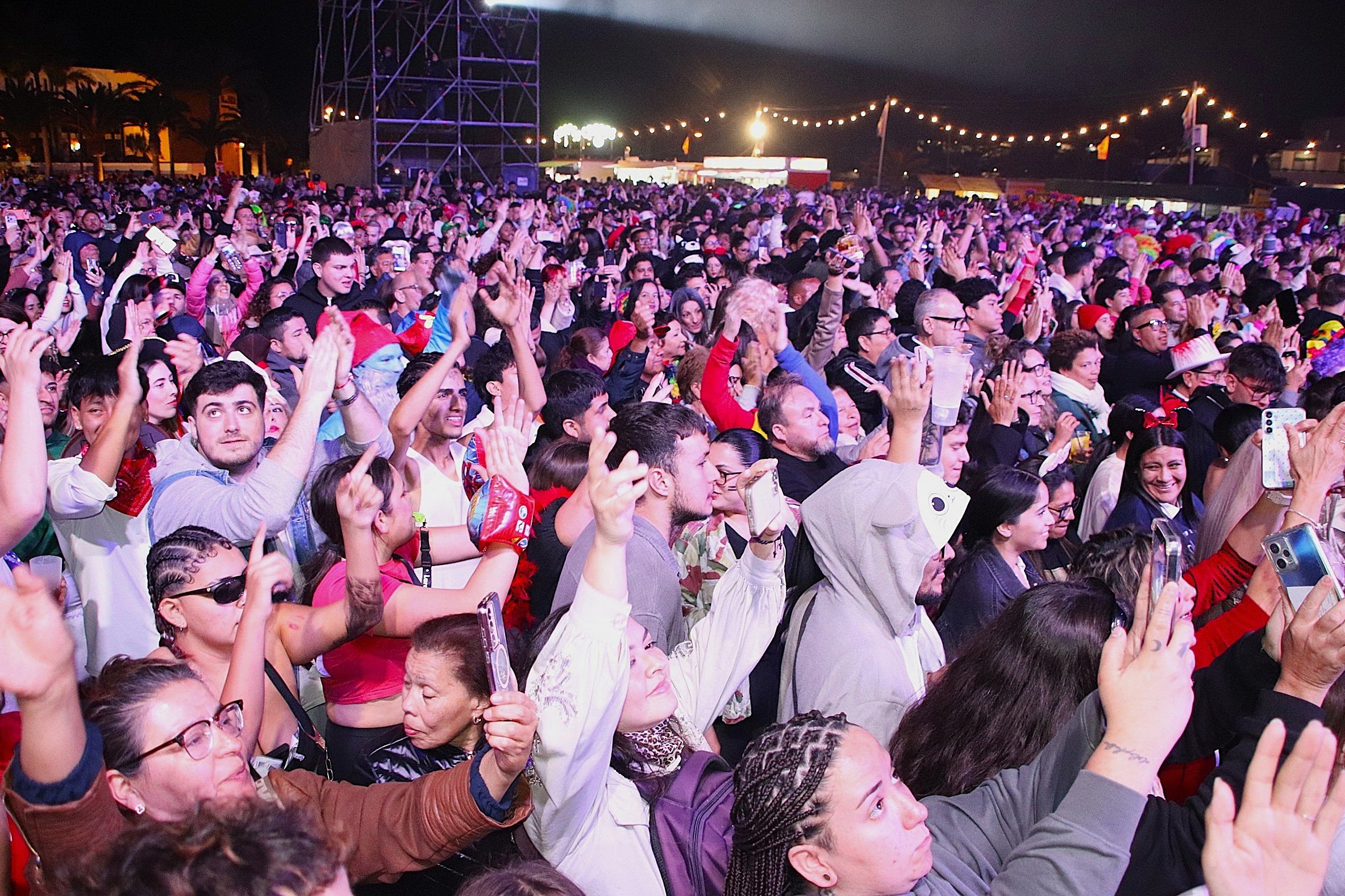 Elvis Crespo durante su concierto en Playa Blanca Elvis Crespo durante su concierto en Playa Blanca