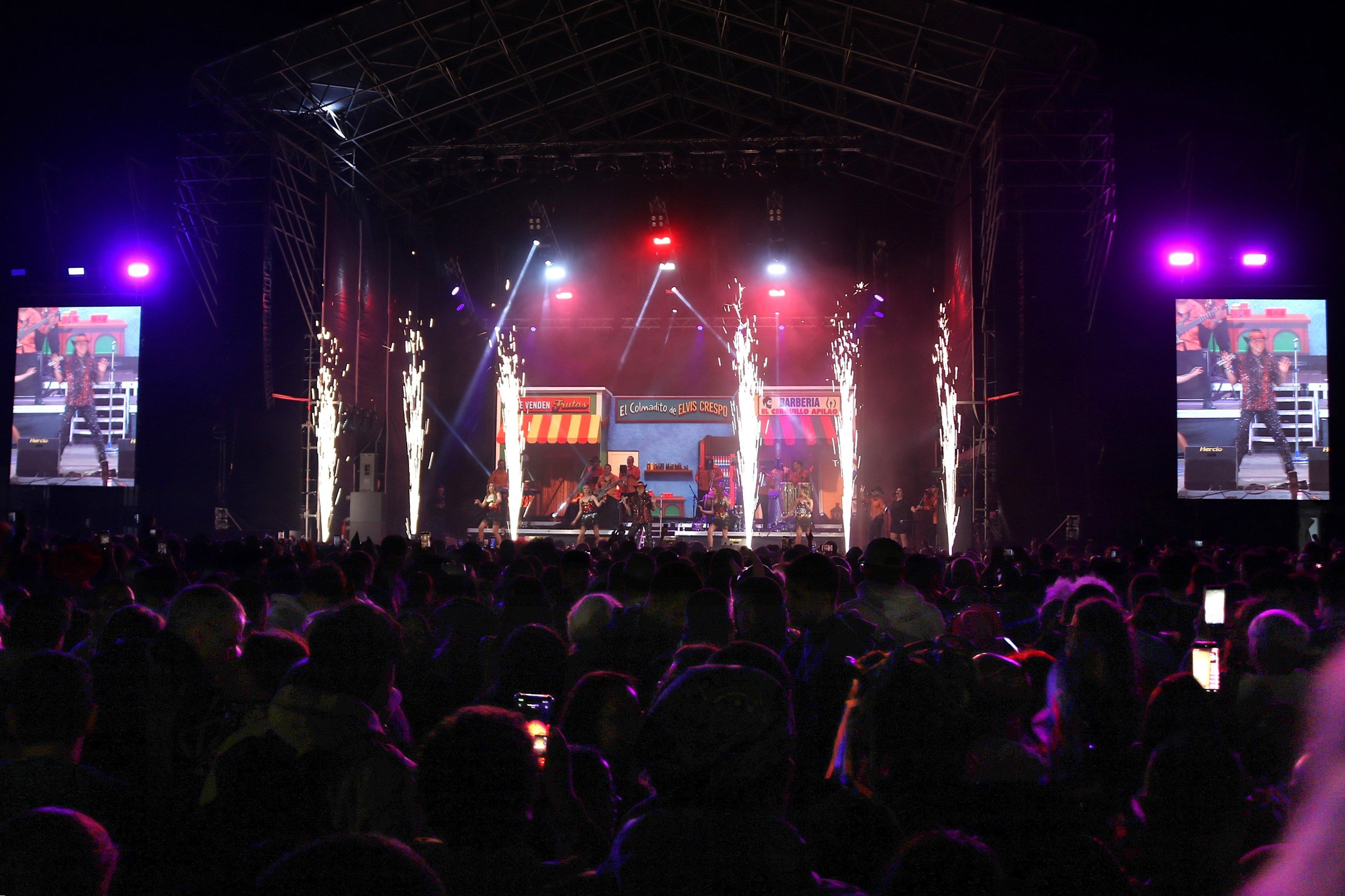 Elvis Crespo durante su concierto en Playa Blanca Elvis Crespo durante su concierto en Playa Blanca