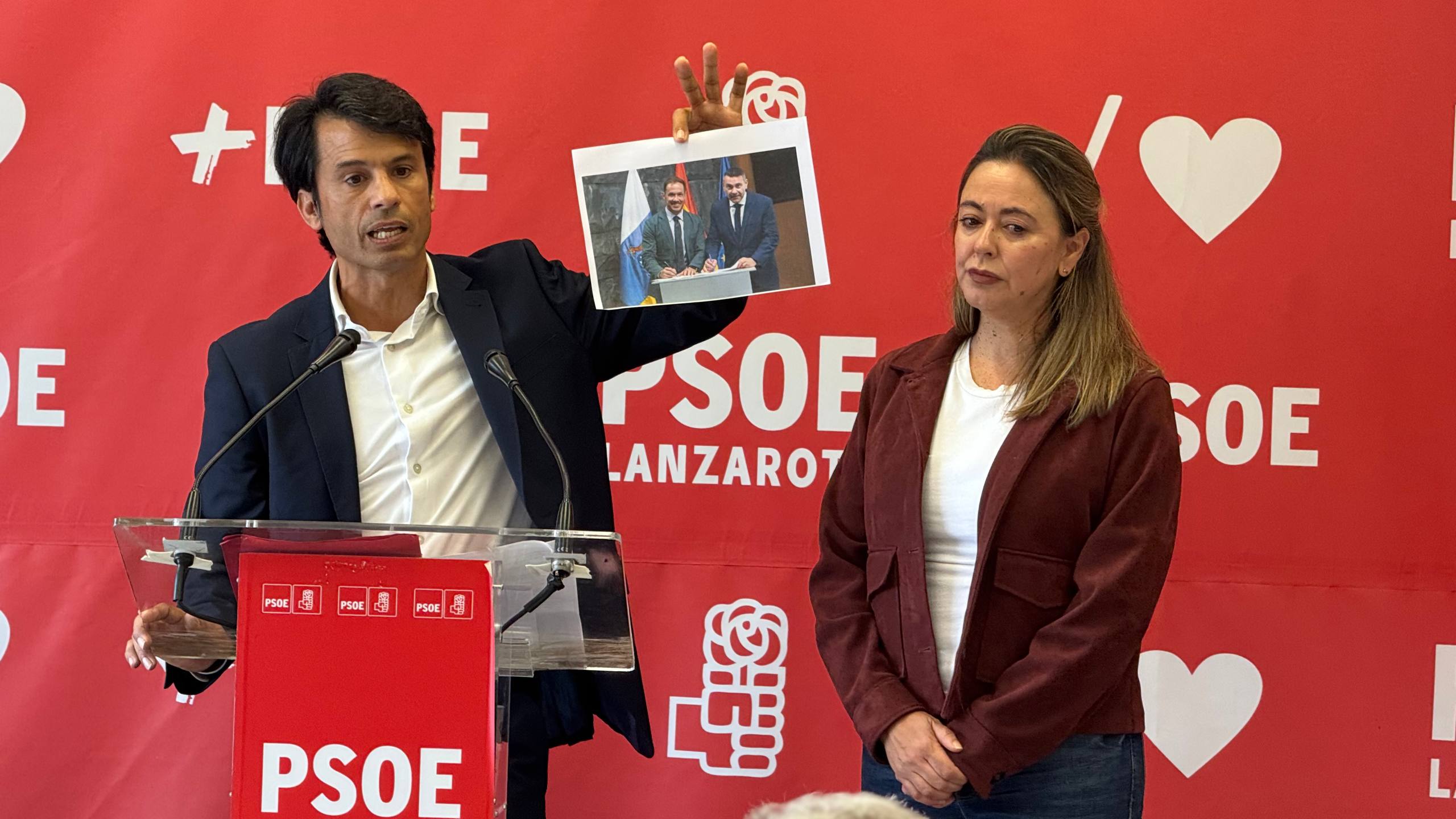 Marcos Bergaz y Dolores Corujo en una rueda de prensa. Foto: PSOE.