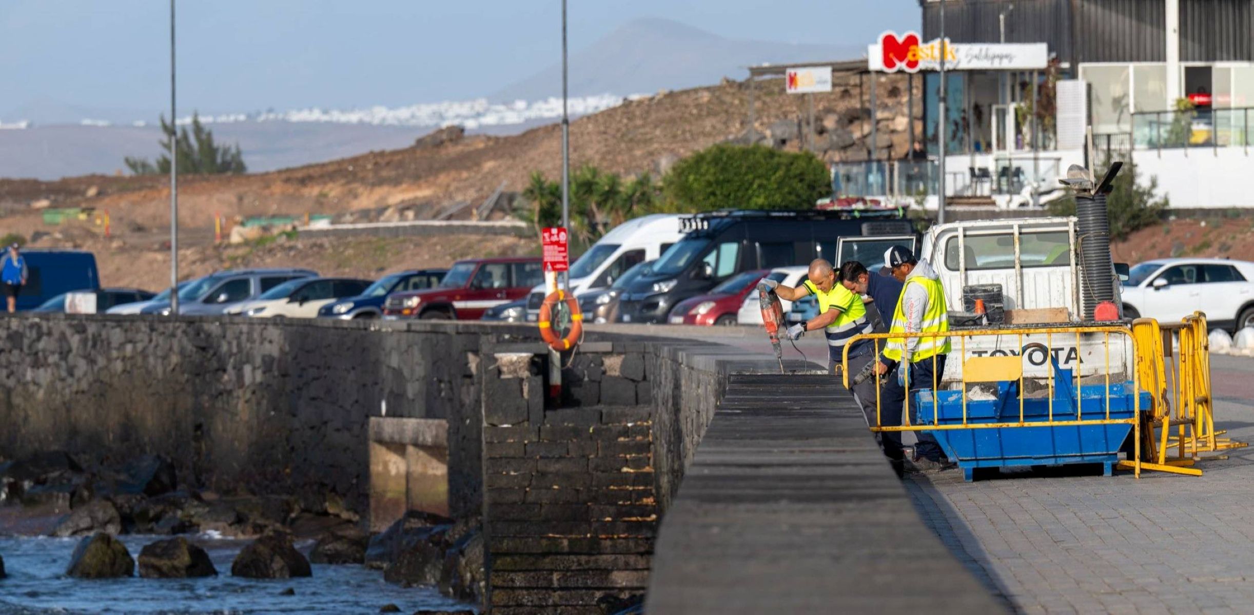 El Ayuntamiento de Arrecife reconstruye los muros del paseo marítimo dañados por los últimos temporales. Trabajos en el paseo cerca de El Reducto