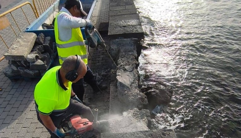 El Ayuntamiento de Arrecife reconstruye los muros del paseo marítimo dañados por los últimos temporales . Tramo en la punta del Camello