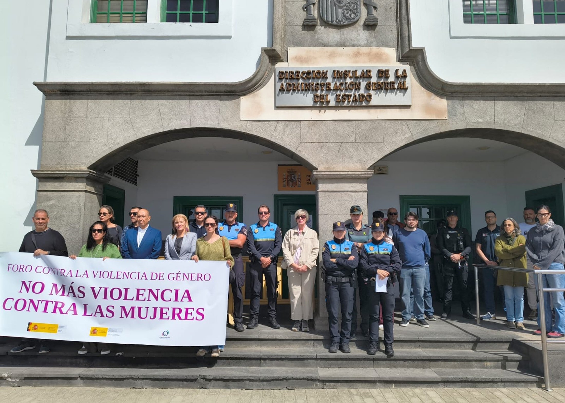 Minuto de silencio frente a la Dirección Insular