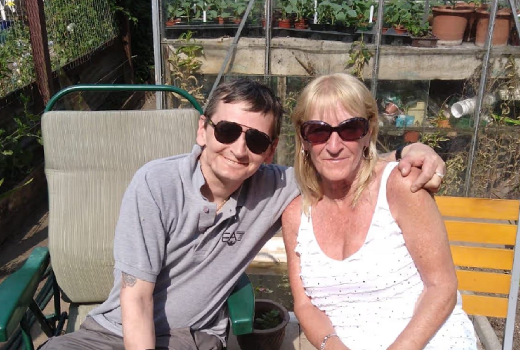 Gary Shearer junto a su madre. Foto: Daily Record.
