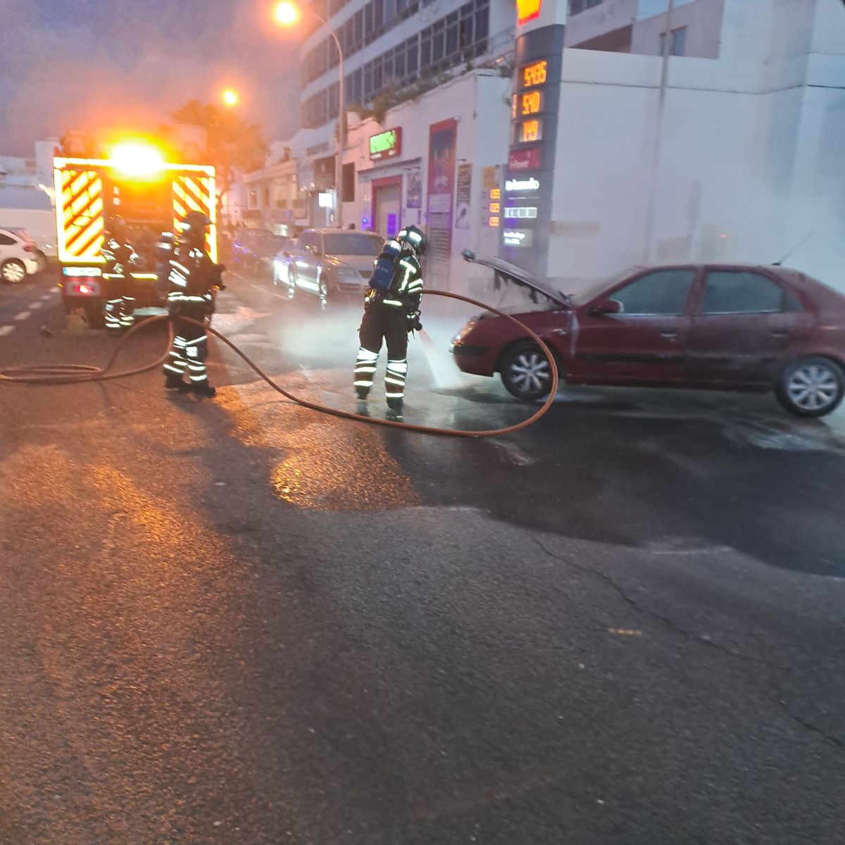 Arde un coche en una gasolinera de Arrecife