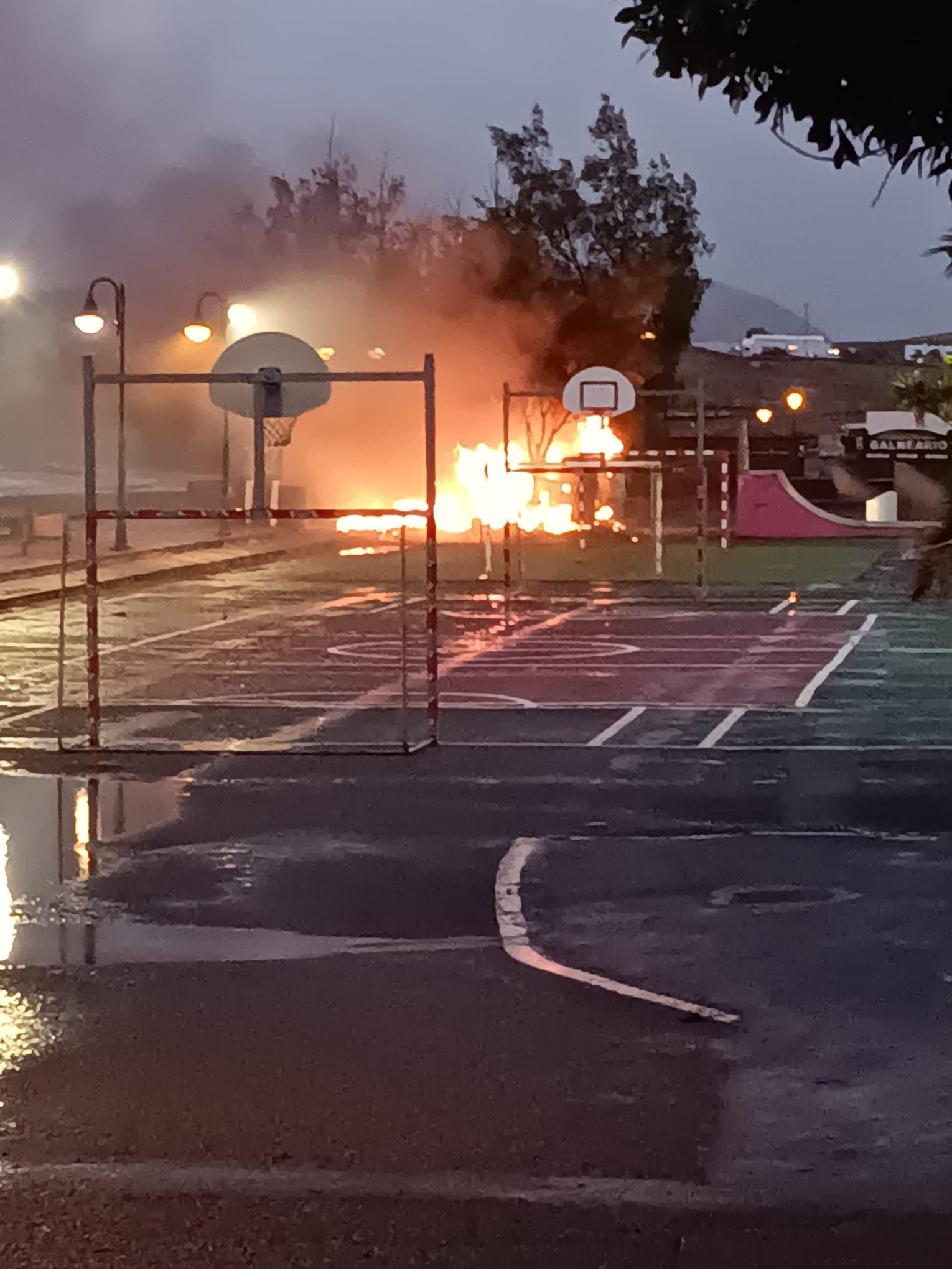 Espectacular incendio de una furgoneta bar en Arrieta