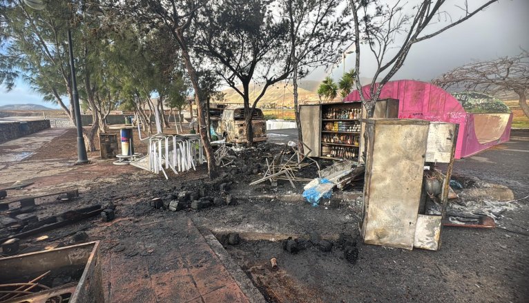El estado de la furgoneta-bar tras el incendio en Arrieta.
