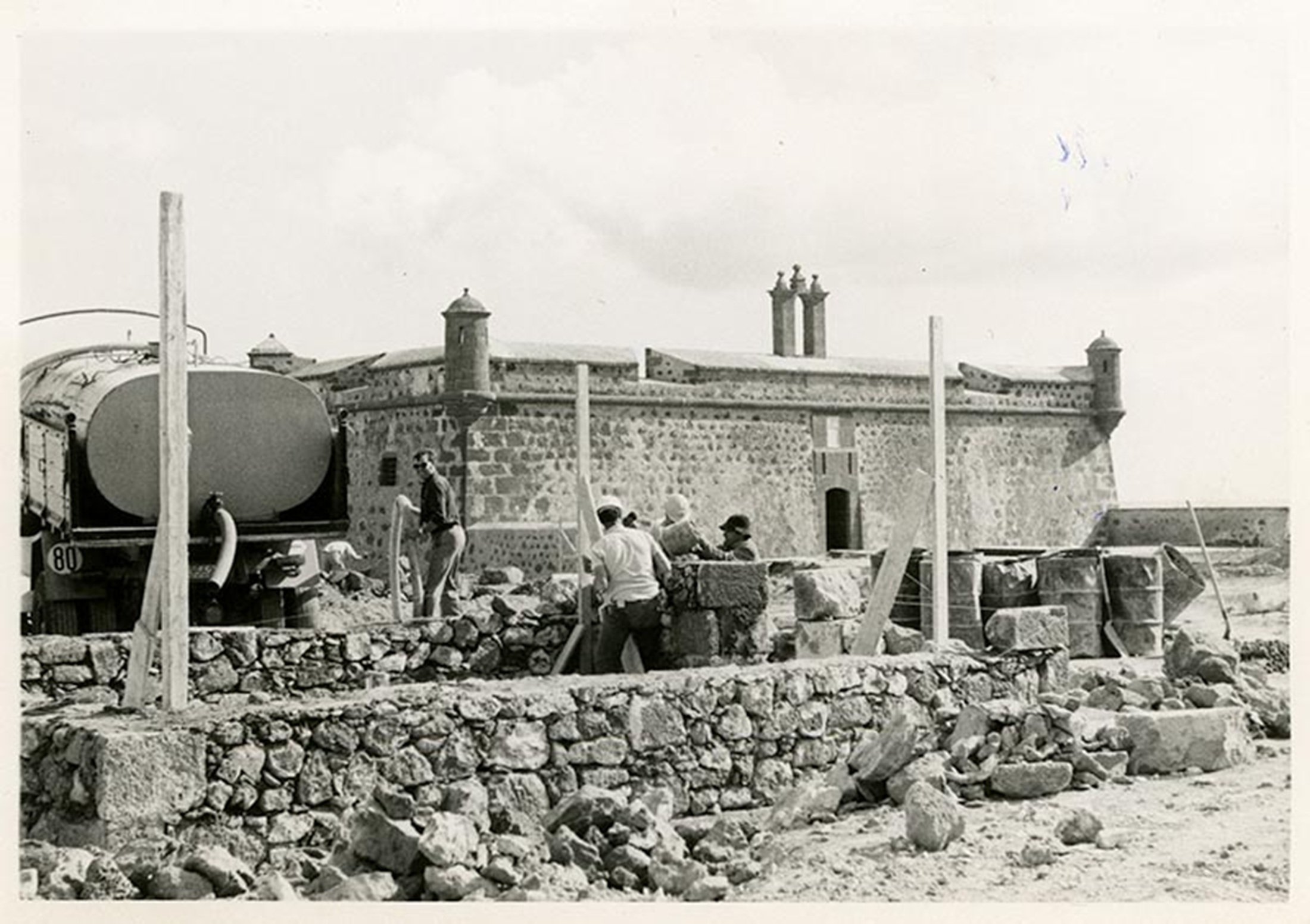 Obras en el Castillo de San José en 1976. Foto: Rafael Ángel Domínguez