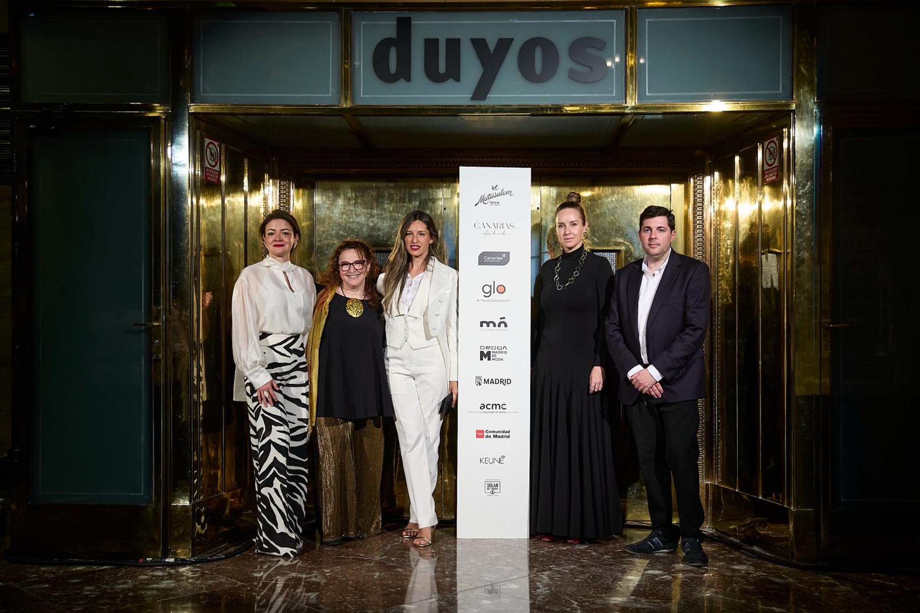 Angie Vázquez y Silvia de Noia, las dos primeras por la izquierda.