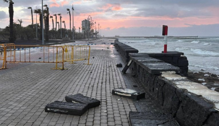 Paseos destrozados en la Punta del Camello en Arrecife. Foto: Ayuntamiento de Arrecife.