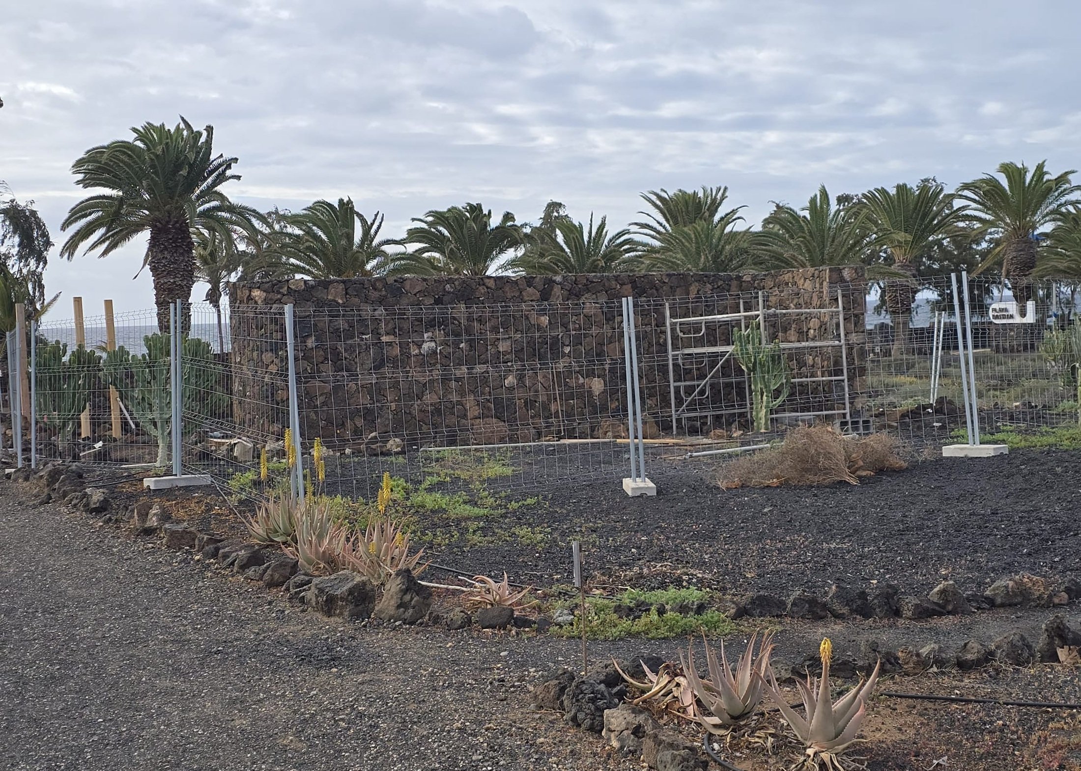 Construcciones de piedra frente a Playa Bastián