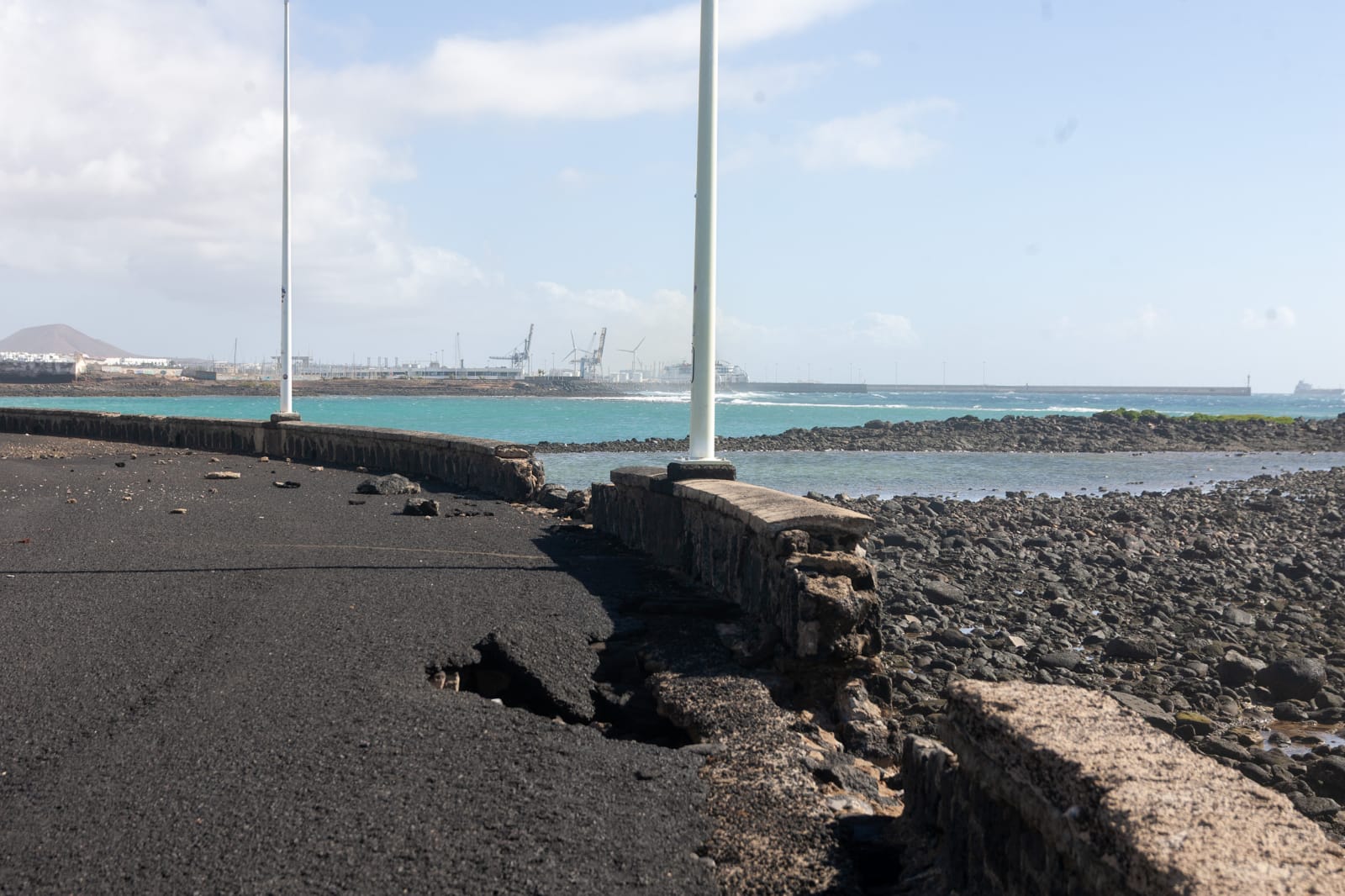Desperfectos provocados por el fuerte oleaje en Arrecife. Foto: Juan Mateos