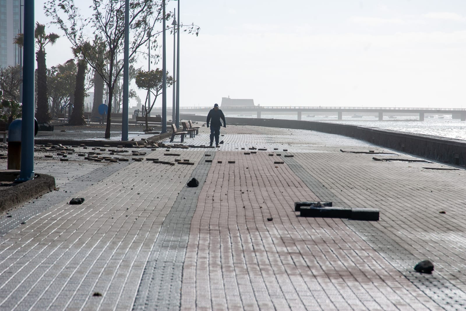 Desperfectos provocados por el fuerte oleaje en Arrecife. Foto: Juan Mateos