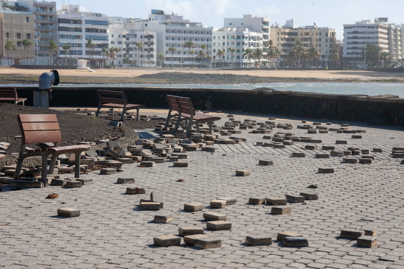 Desperfectos provocados por el fuerte oleaje en Arrecife. Foto: Juan Mateos