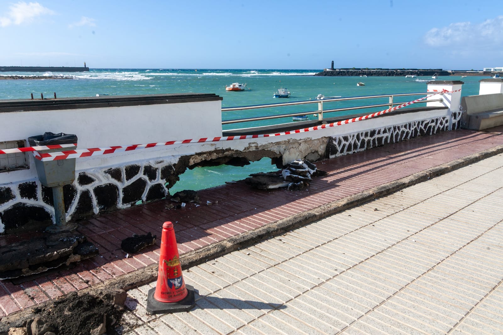 Desperfectos provocados por el fuerte oleaje en Arrecife. Foto: Juan Mateos