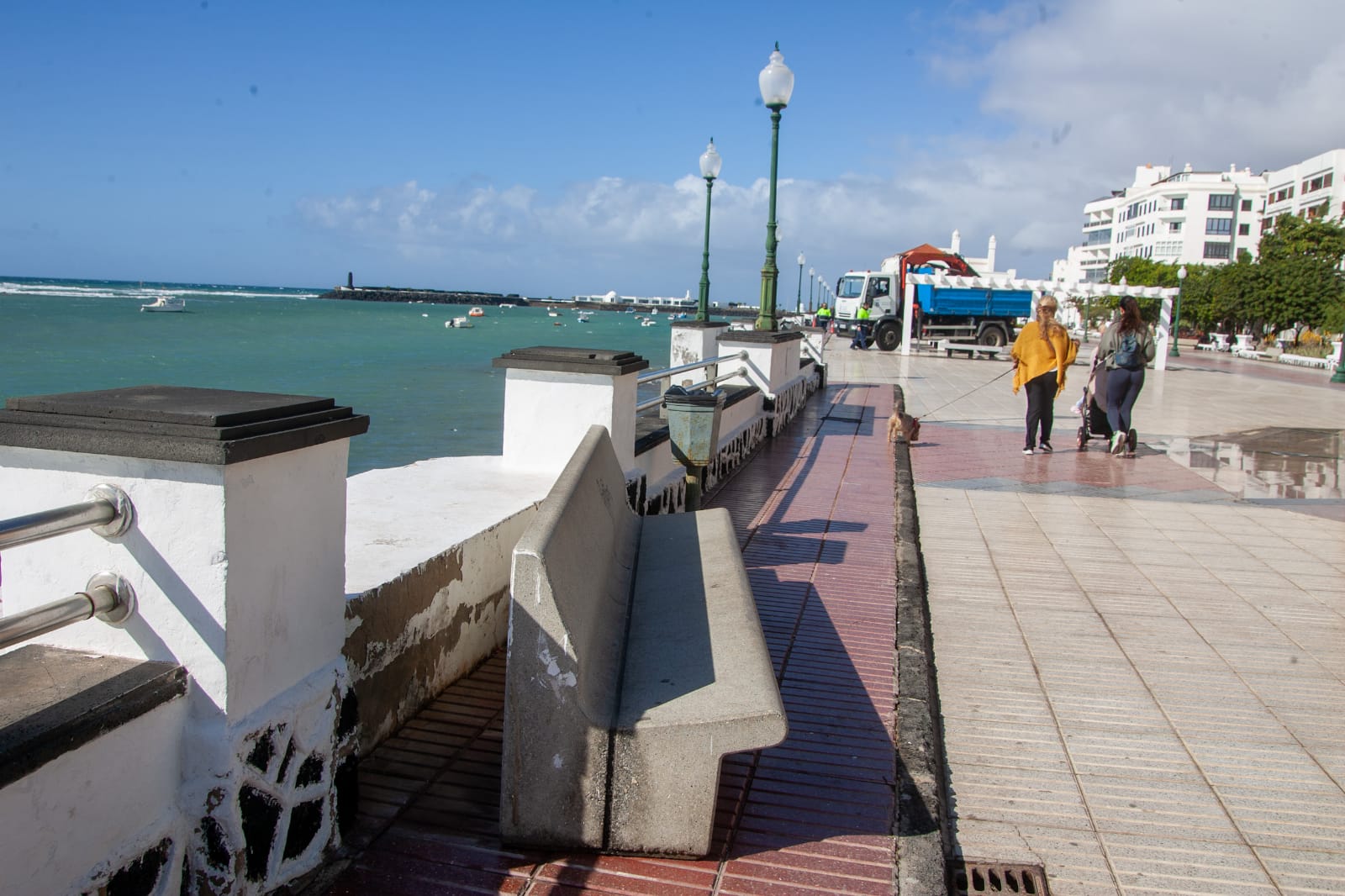 Desperfectos provocados por el fuerte oleaje en Arrecife. Foto: Juan Mateos