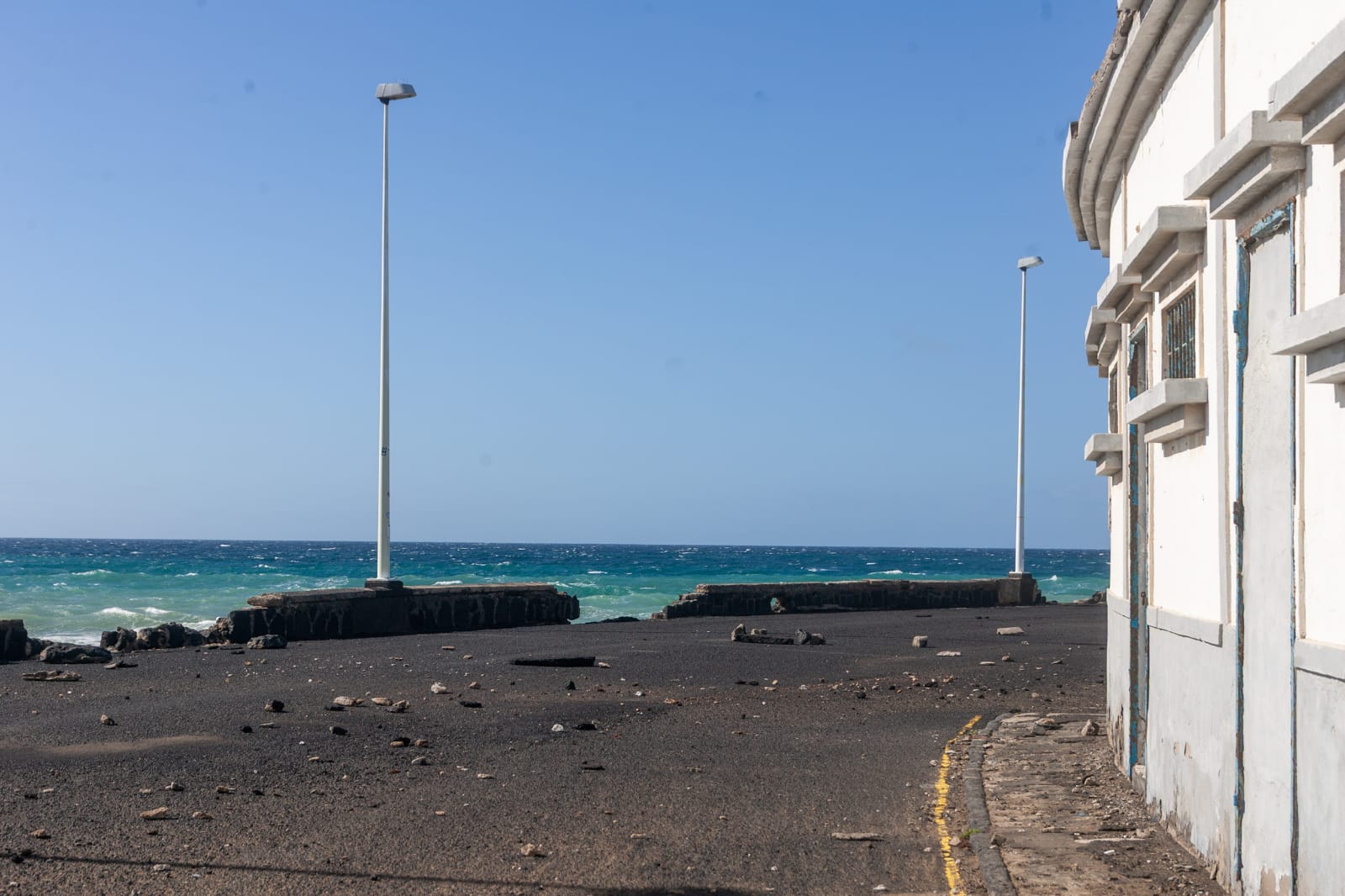 Desperfectos provocados por el fuerte oleaje en Arrecife. Foto: Juan Mateos